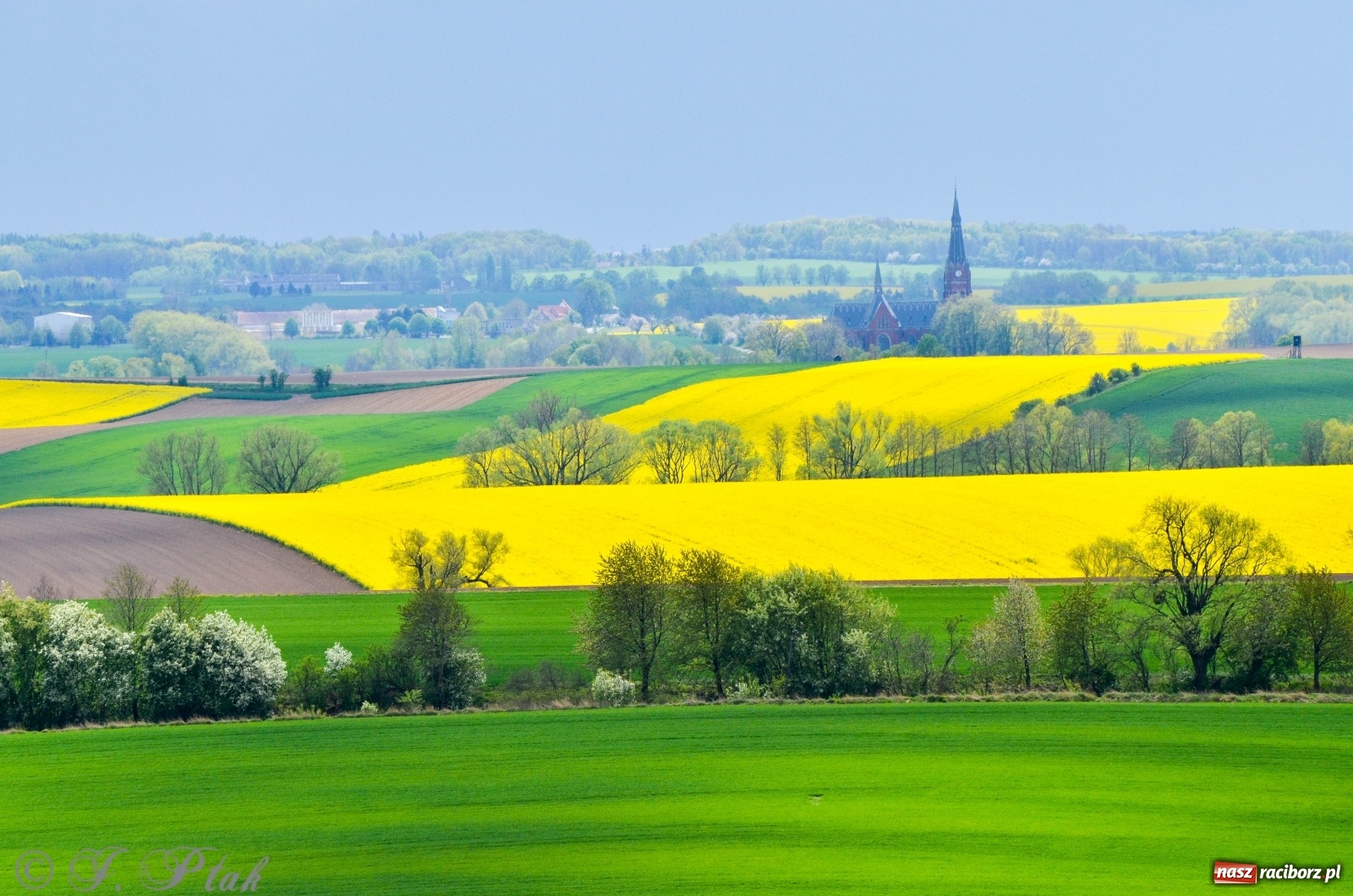 Zdjęcie w galerii na portalu naszraciborz.pl: Takie widoki tylko z Pietrowic Wielkich. Zobaczcie jak wygląda nowy klasztor [FOTO] wiadomości z regionu