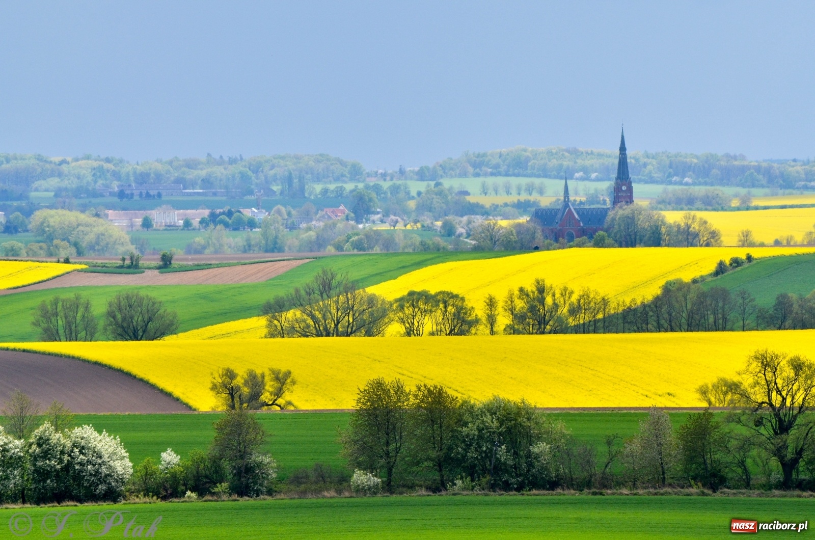 Zdjęcie w galerii na portalu naszraciborz.pl: Takie widoki tylko z Pietrowic Wielkich. Zobaczcie jak wygląda nowy klasztor [FOTO] wiadomości z regionu