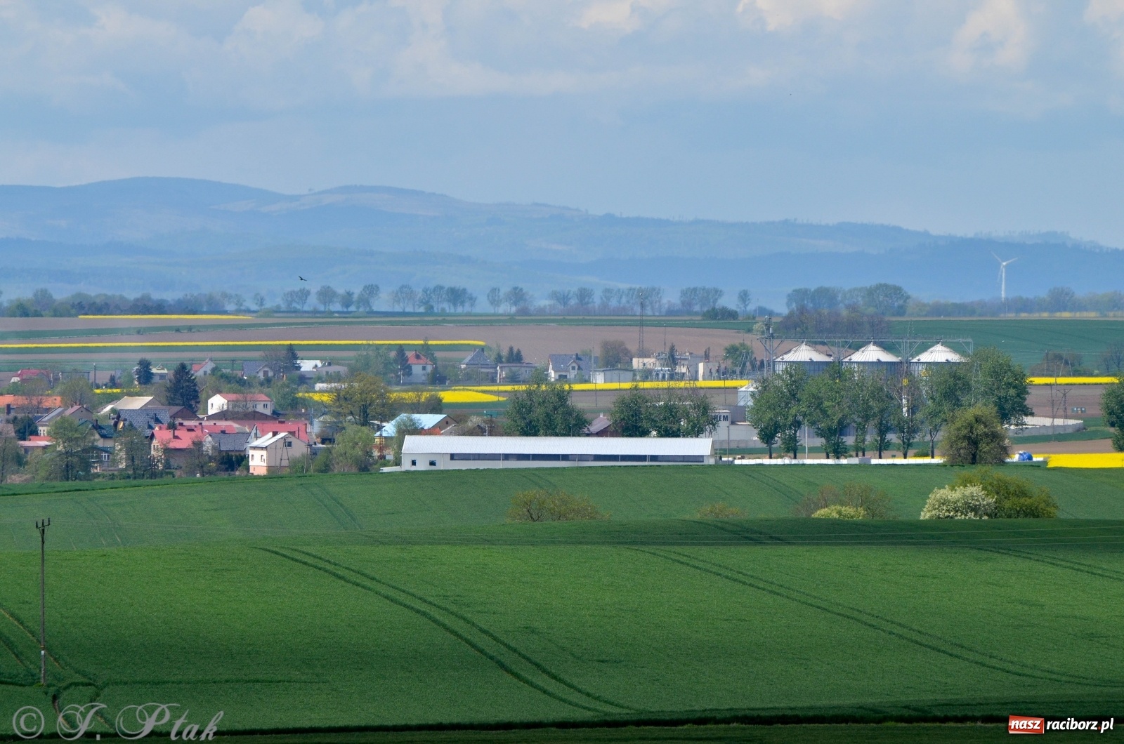 Zdjęcie w galerii na portalu naszraciborz.pl: Takie widoki tylko z Pietrowic Wielkich. Zobaczcie jak wygląda nowy klasztor [FOTO] wiadomości z regionu