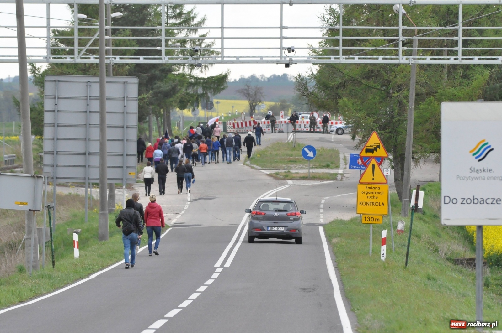 Zdjęcie w galerii na portalu naszraciborz.pl: Pracownicy transgraniczni na przejściu granicznym w Pietraszynie [FOTO i WIDEO] wiadomości z regionu