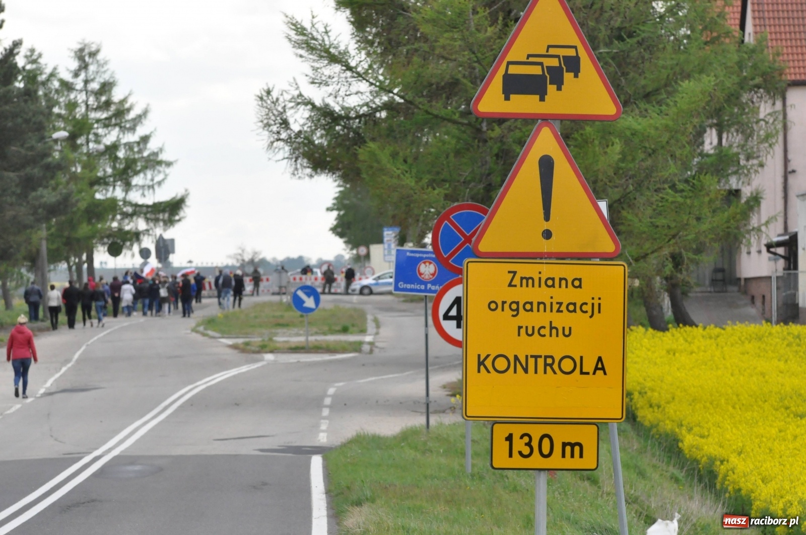 Zdjęcie w galerii na portalu naszraciborz.pl: Pracownicy transgraniczni na przejściu granicznym w Pietraszynie [FOTO i WIDEO] wiadomości z regionu