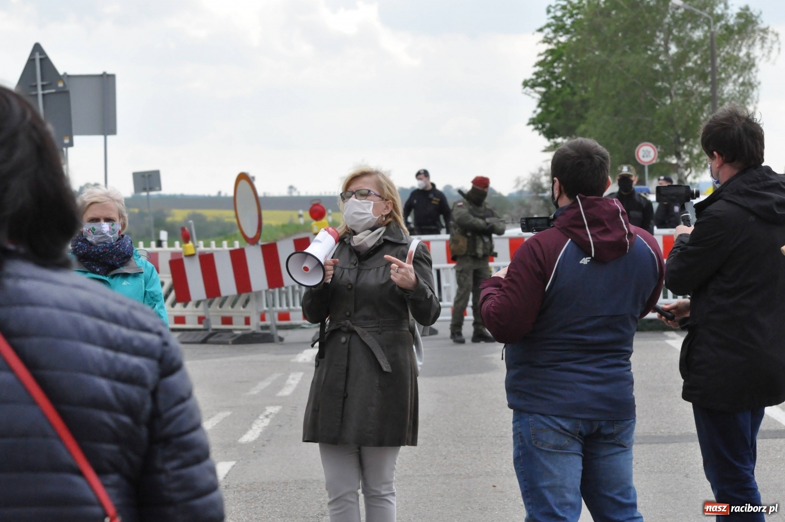 Zdjęcie w galerii na portalu naszraciborz.pl: Pracownicy transgraniczni na przejściu granicznym w Pietraszynie [FOTO i WIDEO] wiadomości z regionu