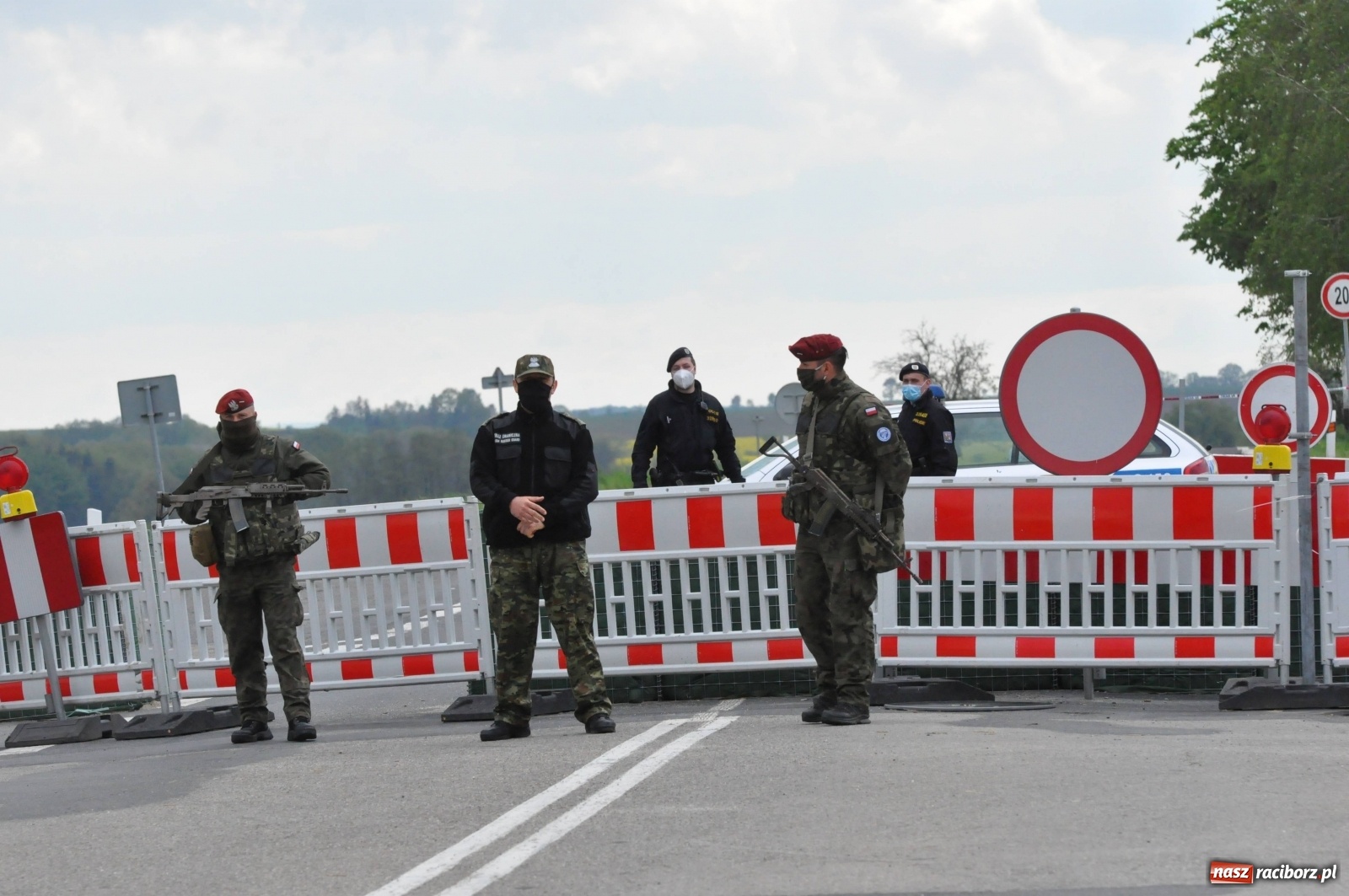 Zdjęcie w galerii na portalu naszraciborz.pl: Pracownicy transgraniczni na przejściu granicznym w Pietraszynie [FOTO i WIDEO] wiadomości z regionu