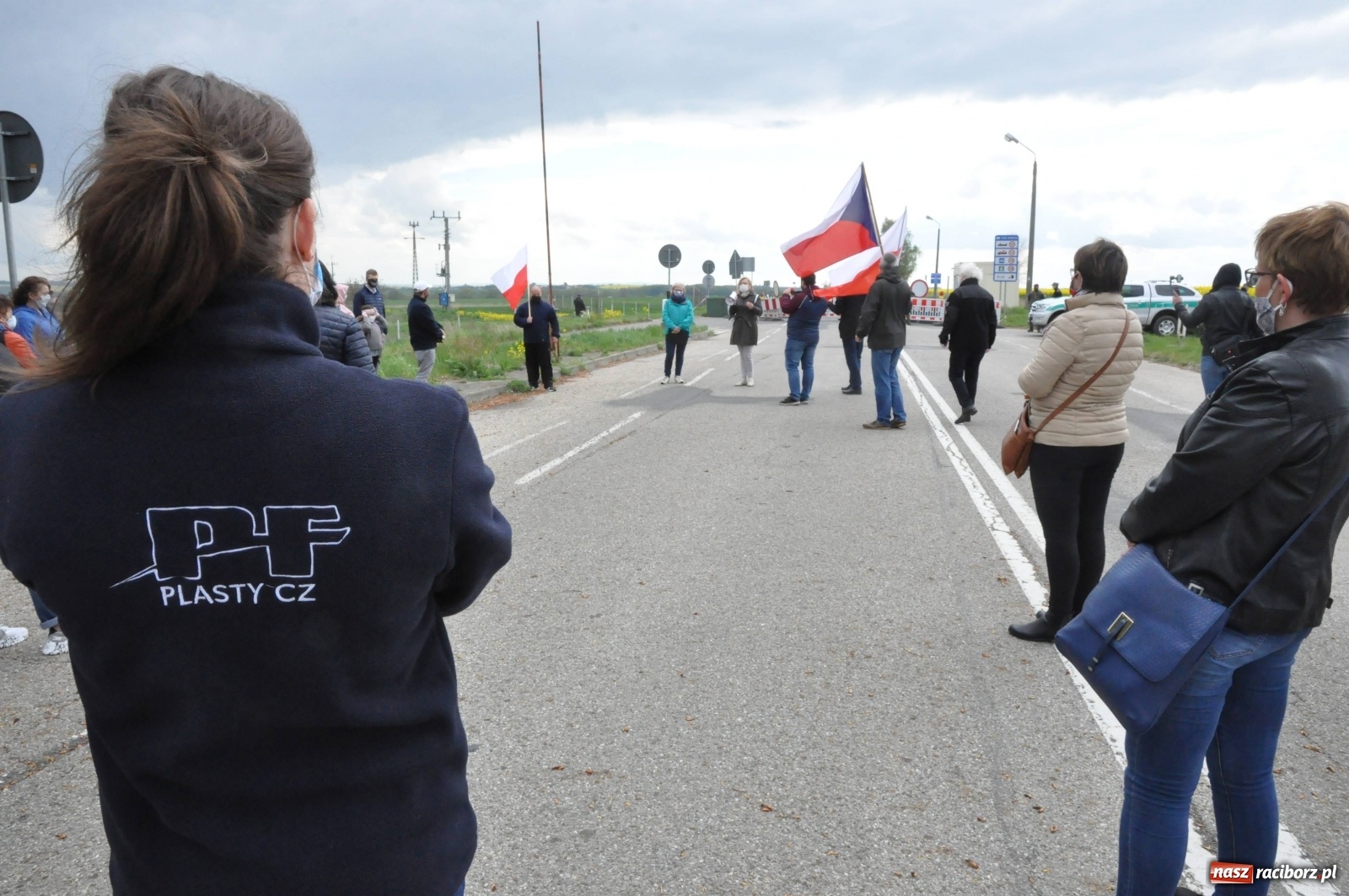 Zdjęcie w galerii na portalu naszraciborz.pl: Pracownicy transgraniczni na przejściu granicznym w Pietraszynie [FOTO i WIDEO] wiadomości z regionu