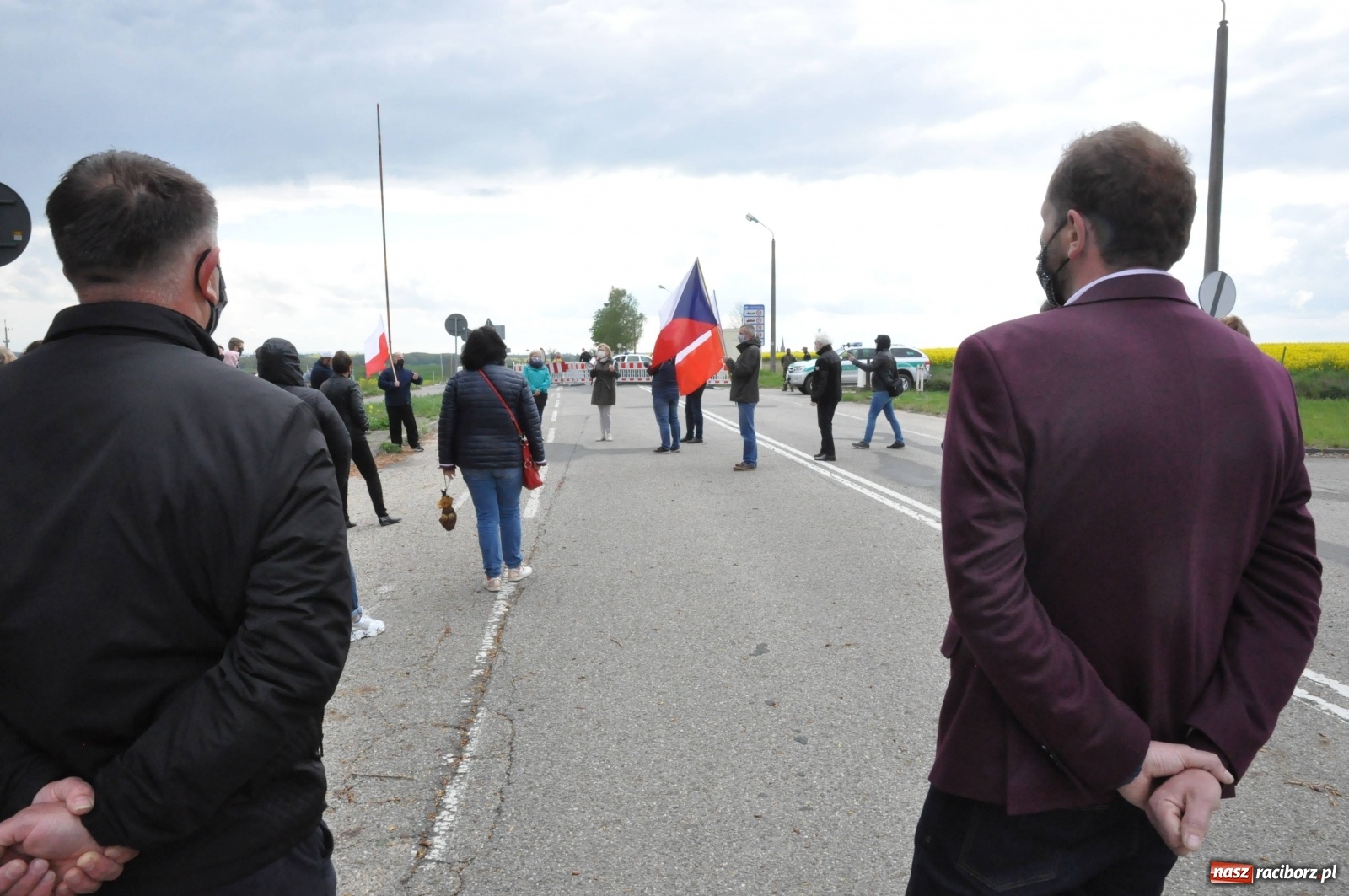 Zdjęcie w galerii na portalu naszraciborz.pl: Pracownicy transgraniczni na przejściu granicznym w Pietraszynie [FOTO i WIDEO] wiadomości z regionu