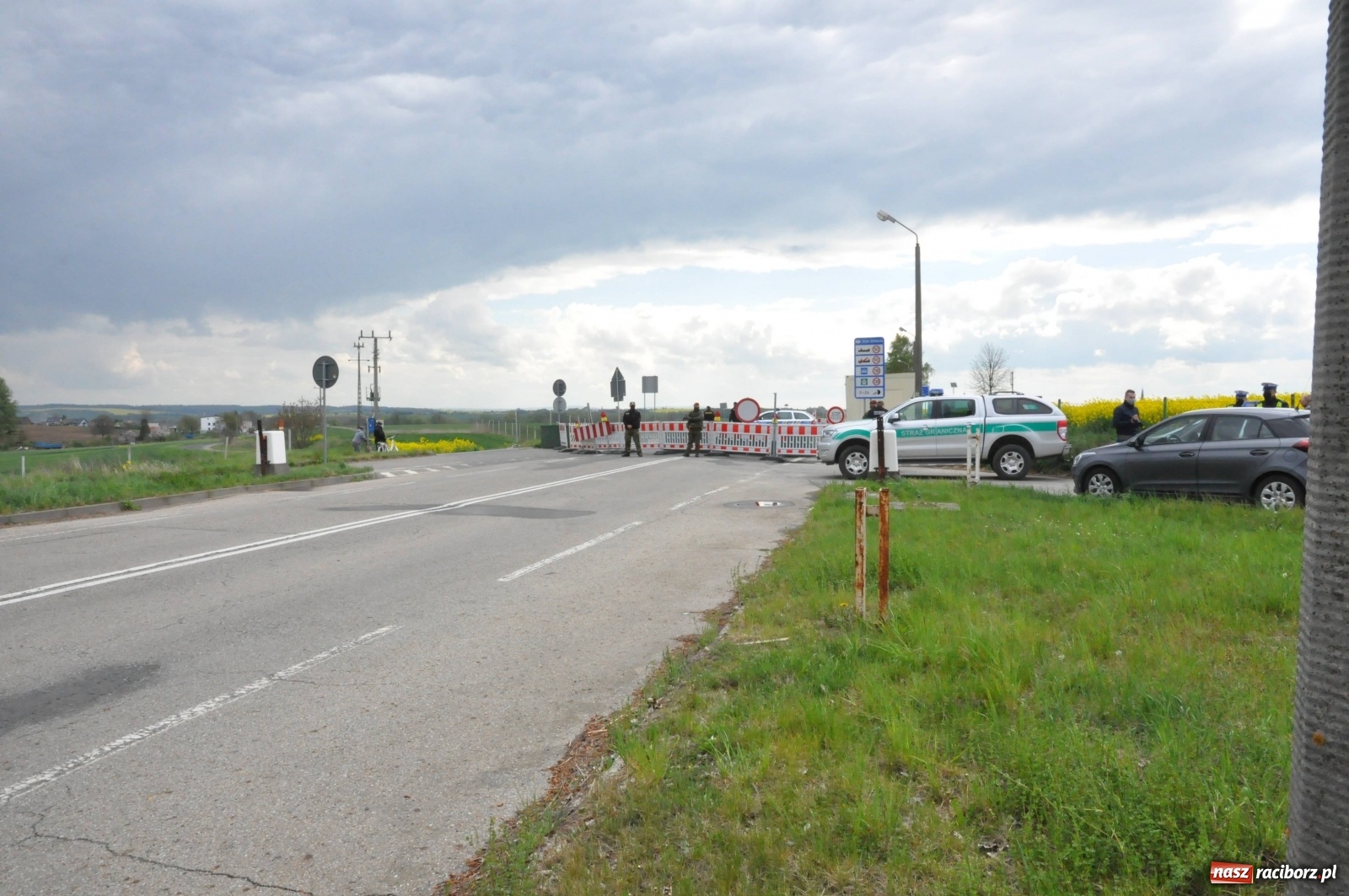 Zdjęcie w galerii na portalu naszraciborz.pl: Pracownicy transgraniczni na przejściu granicznym w Pietraszynie [FOTO i WIDEO] wiadomości z regionu