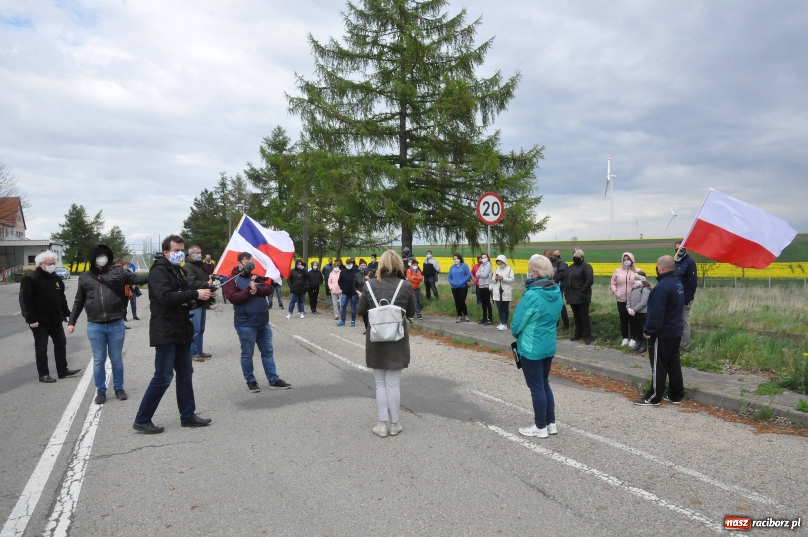 Zdjęcie w galerii na portalu naszraciborz.pl: Pracownicy transgraniczni na przejściu granicznym w Pietraszynie [FOTO i WIDEO] wiadomości z regionu