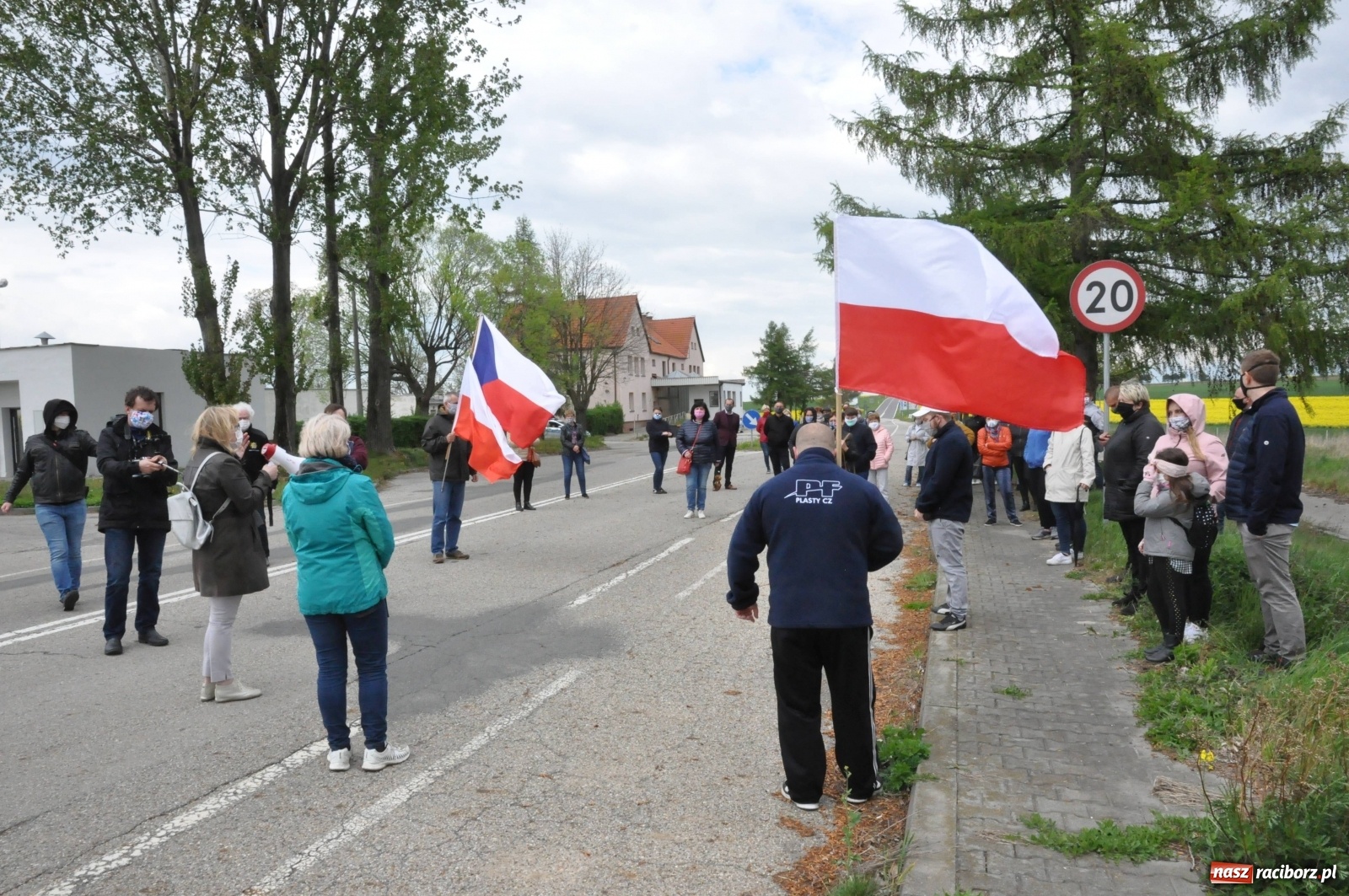 Zdjęcie w galerii na portalu naszraciborz.pl: Pracownicy transgraniczni na przejściu granicznym w Pietraszynie [FOTO i WIDEO] wiadomości z regionu