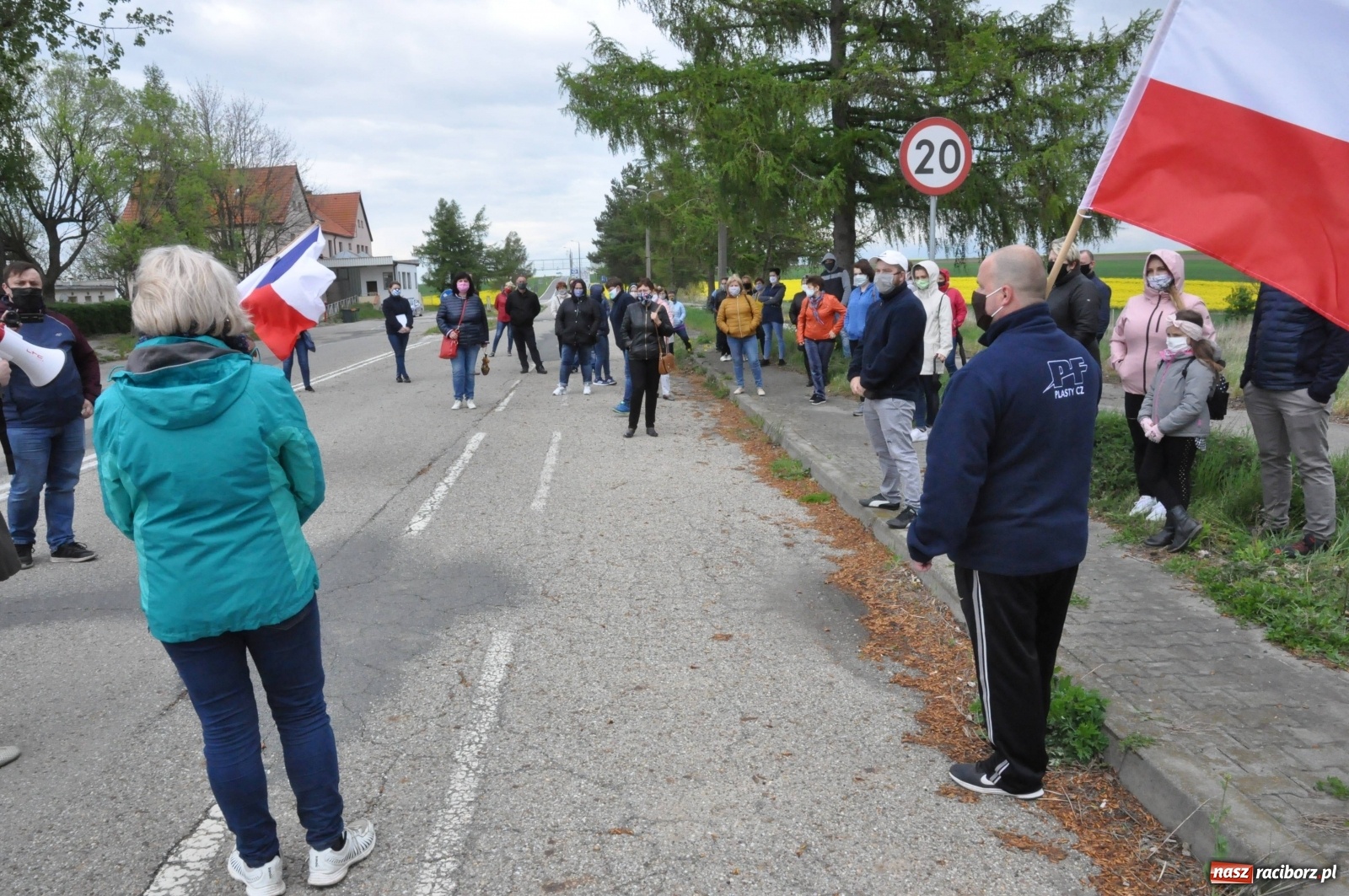 Zdjęcie w galerii na portalu naszraciborz.pl: Pracownicy transgraniczni na przejściu granicznym w Pietraszynie [FOTO i WIDEO] wiadomości z regionu