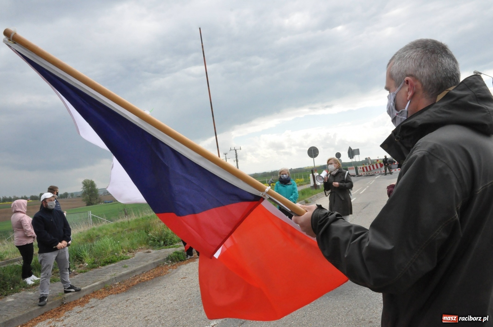 Zdjęcie w galerii na portalu naszraciborz.pl: Pracownicy transgraniczni na przejściu granicznym w Pietraszynie [FOTO i WIDEO] wiadomości z regionu