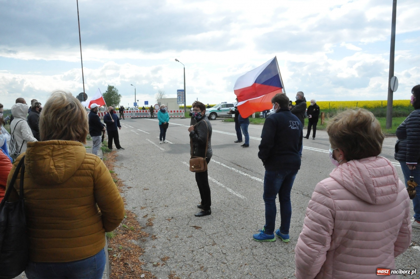 Zdjęcie w galerii na portalu naszraciborz.pl: Pracownicy transgraniczni na przejściu granicznym w Pietraszynie [FOTO i WIDEO] wiadomości z regionu