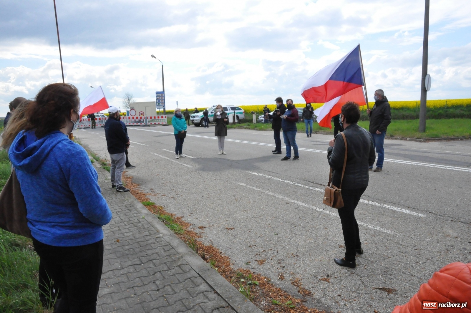 Zdjęcie w galerii na portalu naszraciborz.pl: Pracownicy transgraniczni na przejściu granicznym w Pietraszynie [FOTO i WIDEO] wiadomości z regionu
