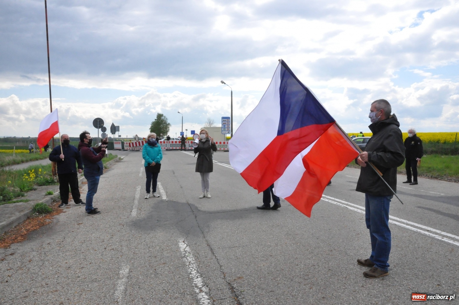 Zdjęcie w galerii na portalu naszraciborz.pl: Pracownicy transgraniczni na przejściu granicznym w Pietraszynie [FOTO i WIDEO] wiadomości z regionu
