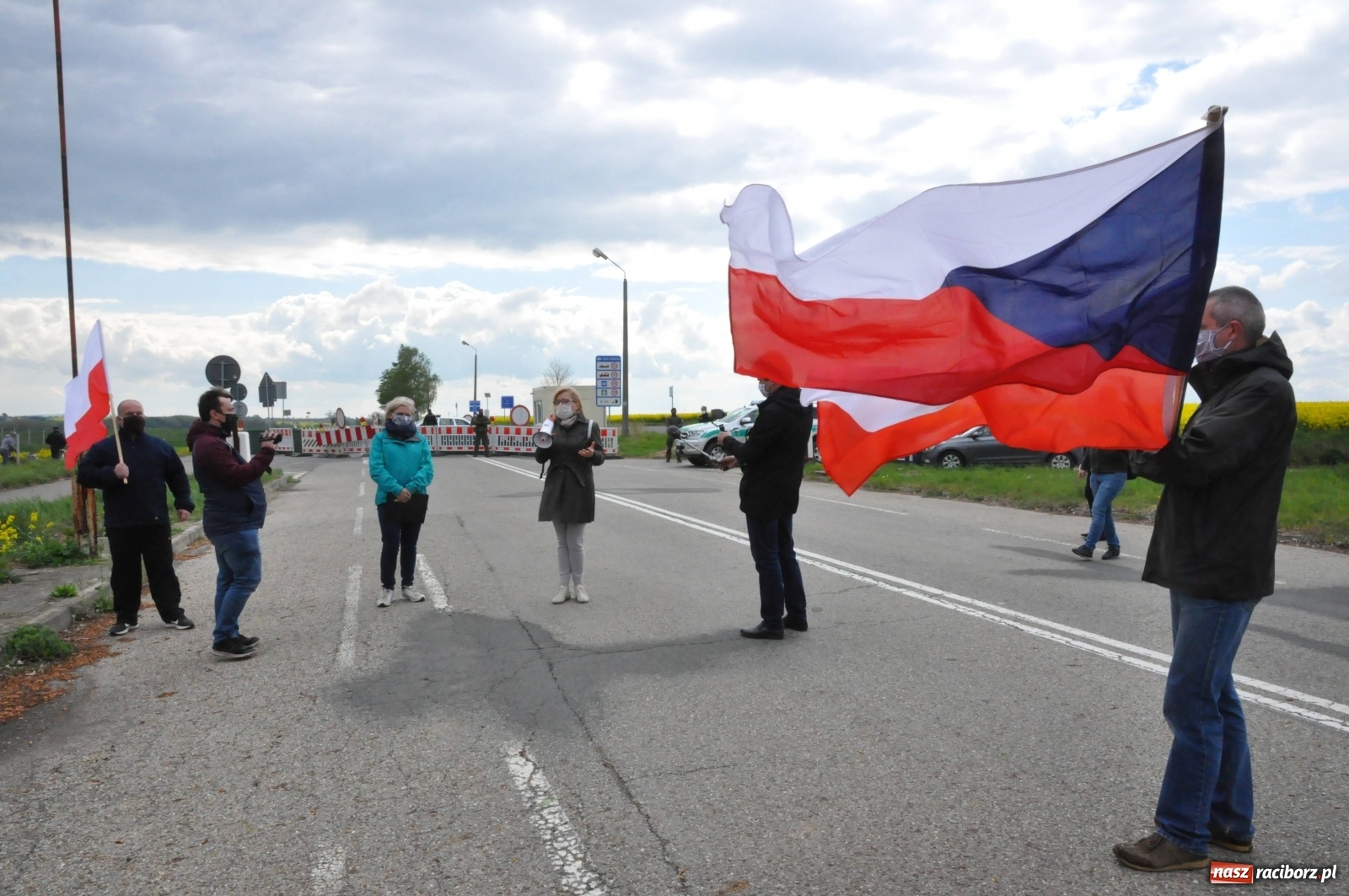 Zdjęcie w galerii na portalu naszraciborz.pl: Pracownicy transgraniczni na przejściu granicznym w Pietraszynie [FOTO i WIDEO] wiadomości z regionu