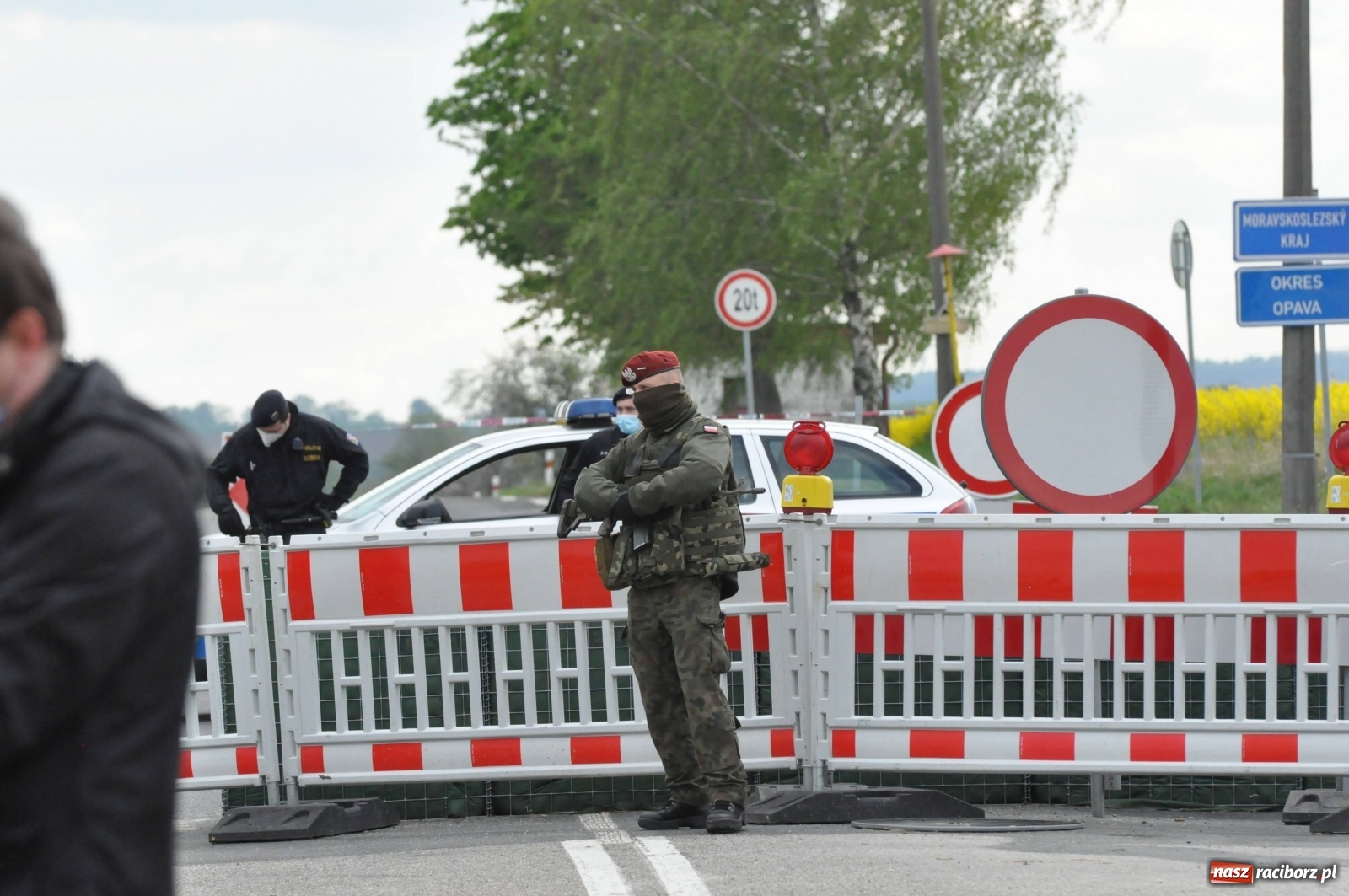 Zdjęcie w galerii na portalu naszraciborz.pl: Pracownicy transgraniczni na przejściu granicznym w Pietraszynie [FOTO i WIDEO] wiadomości z regionu