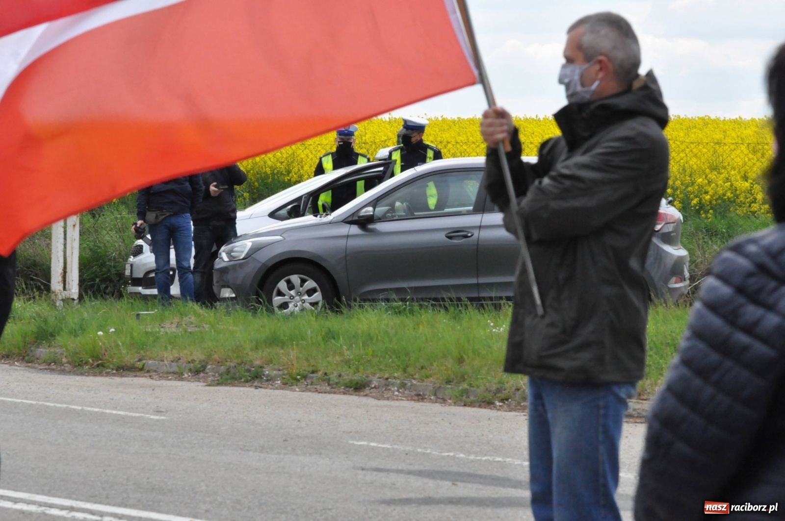 Zdjęcie w galerii na portalu naszraciborz.pl: Pracownicy transgraniczni na przejściu granicznym w Pietraszynie [FOTO i WIDEO] wiadomości z regionu
