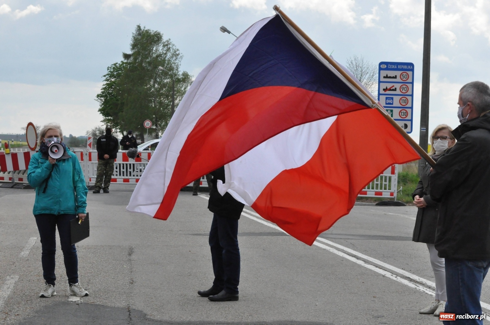 Zdjęcie w galerii na portalu naszraciborz.pl: Pracownicy transgraniczni na przejściu granicznym w Pietraszynie [FOTO i WIDEO] wiadomości z regionu