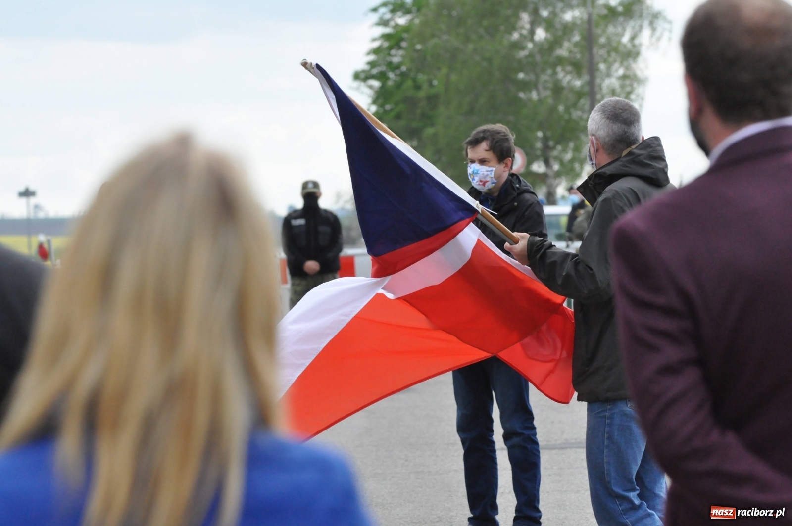 Zdjęcie w galerii na portalu naszraciborz.pl: Pracownicy transgraniczni na przejściu granicznym w Pietraszynie [FOTO i WIDEO] wiadomości z regionu
