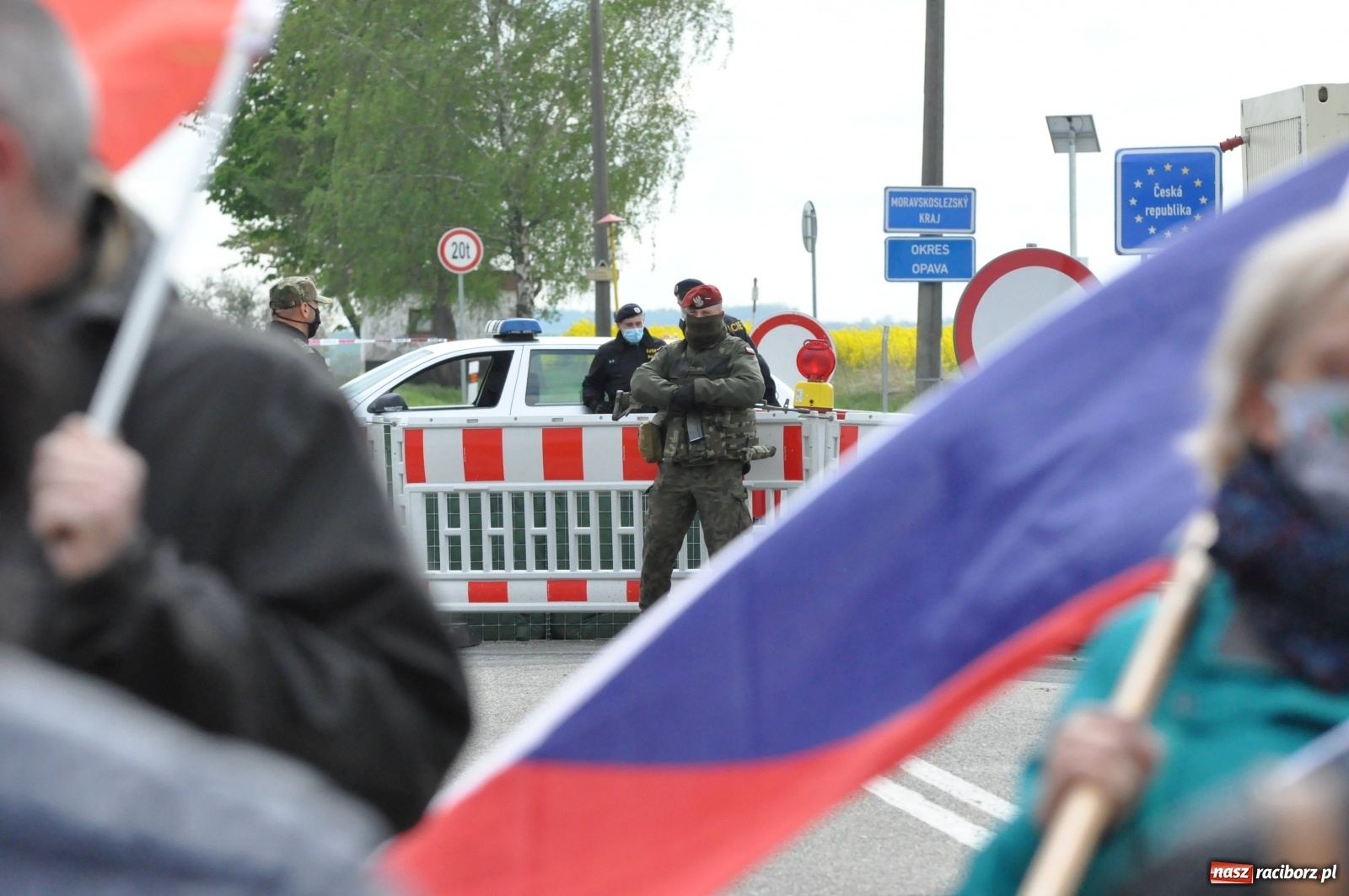 Zdjęcie w galerii na portalu naszraciborz.pl: Pracownicy transgraniczni na przejściu granicznym w Pietraszynie [FOTO i WIDEO] wiadomości z regionu