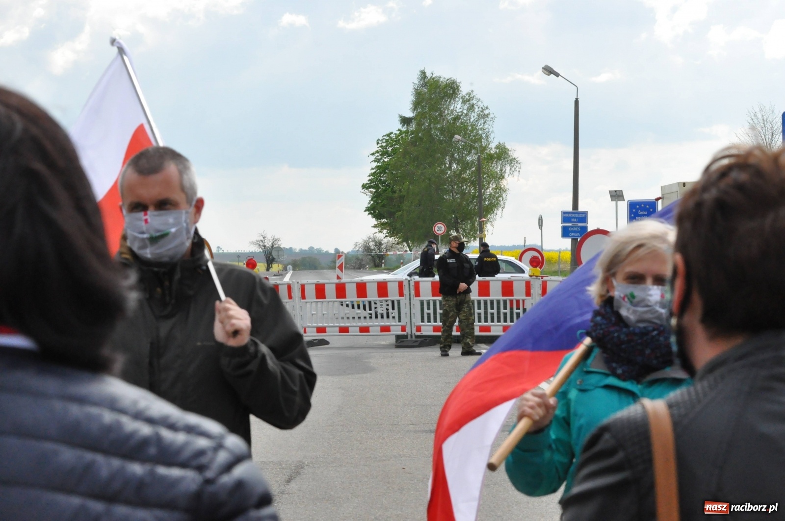 Zdjęcie w galerii na portalu naszraciborz.pl: Pracownicy transgraniczni na przejściu granicznym w Pietraszynie [FOTO i WIDEO] wiadomości z regionu