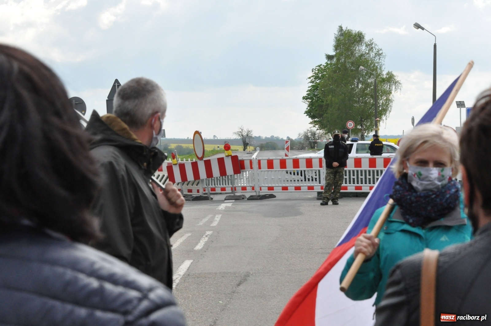 Zdjęcie w galerii na portalu naszraciborz.pl: Pracownicy transgraniczni na przejściu granicznym w Pietraszynie [FOTO i WIDEO] wiadomości z regionu