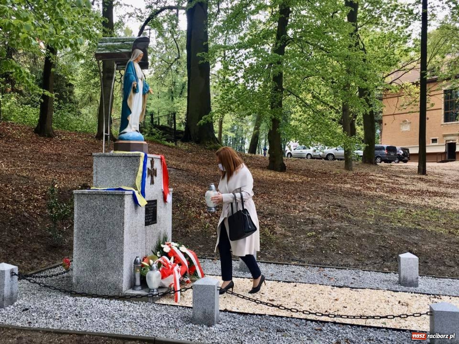 Zdjęcie w galerii na portalu naszraciborz.pl: W Rzuchowie poświęcono odnowiony pomnik powstańców wiadomości z regionu