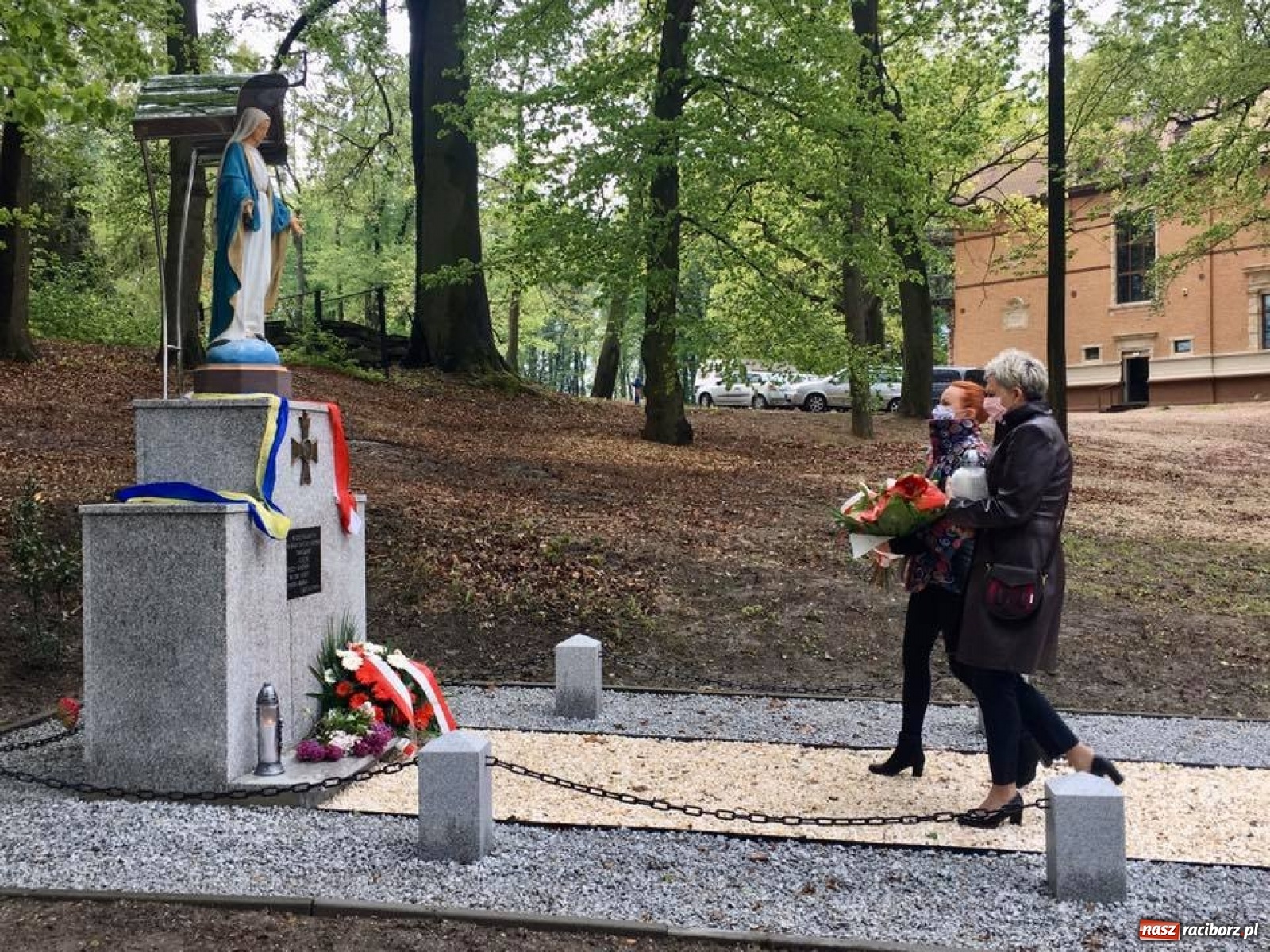 Zdjęcie w galerii na portalu naszraciborz.pl: W Rzuchowie poświęcono odnowiony pomnik powstańców wiadomości z regionu