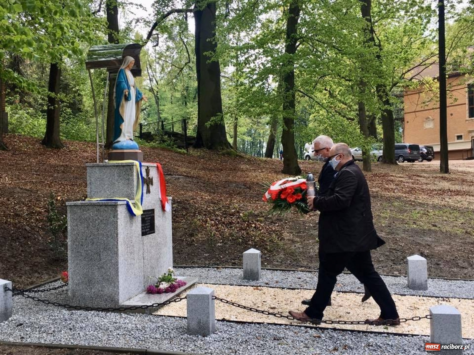 Zdjęcie w galerii na portalu naszraciborz.pl: W Rzuchowie poświęcono odnowiony pomnik powstańców wiadomości z regionu