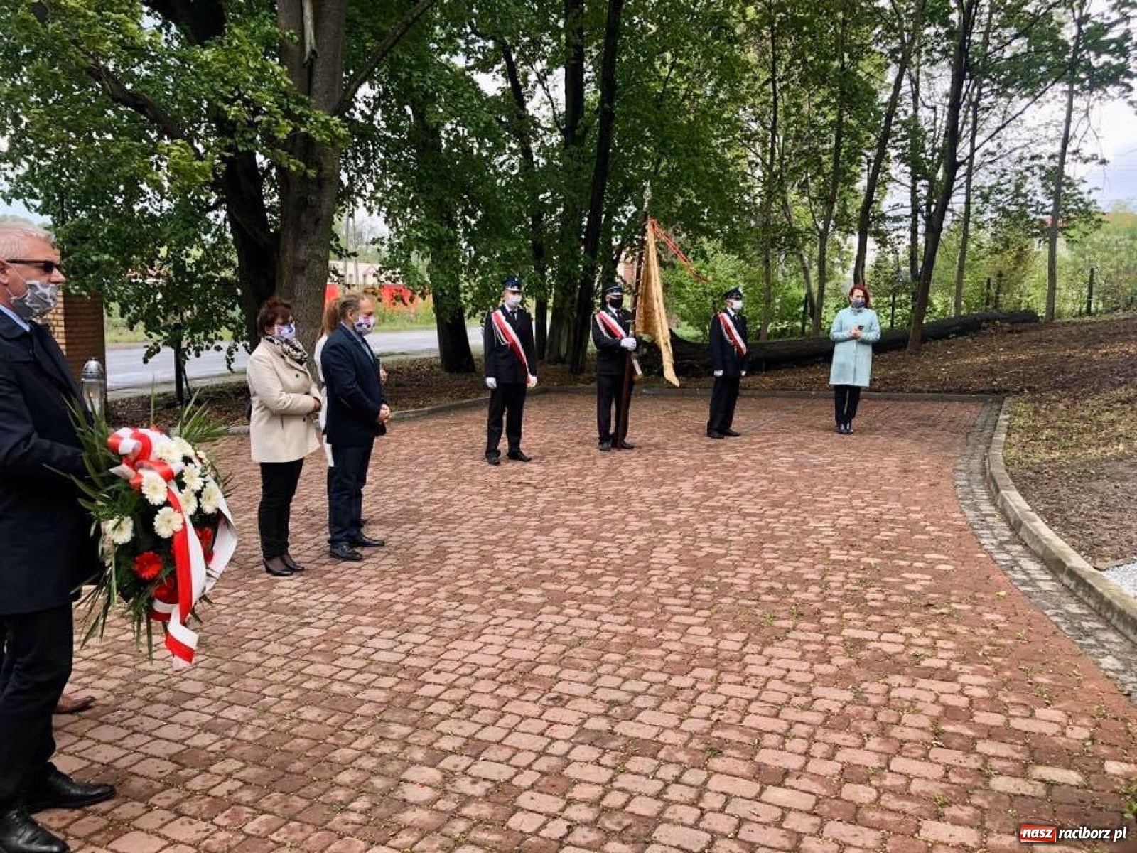 Zdjęcie w galerii na portalu naszraciborz.pl: W Rzuchowie poświęcono odnowiony pomnik powstańców wiadomości z regionu