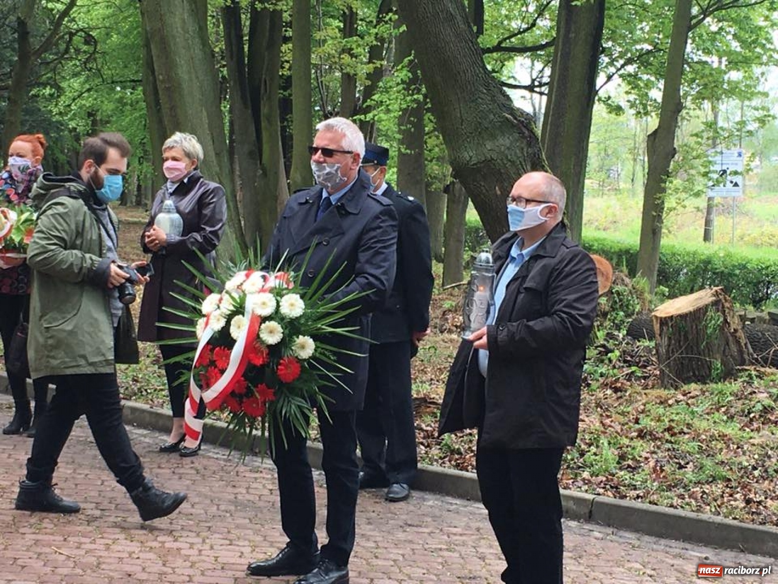 Zdjęcie w galerii na portalu naszraciborz.pl: W Rzuchowie poświęcono odnowiony pomnik powstańców wiadomości z regionu