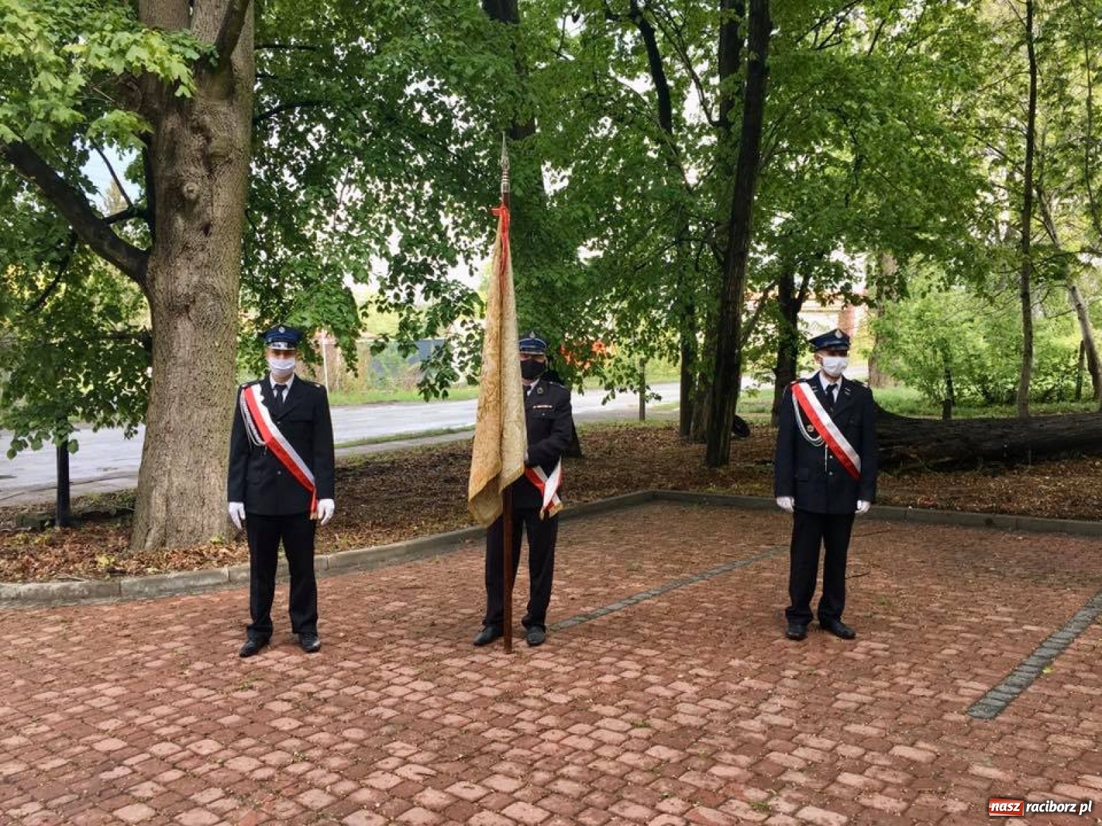 Zdjęcie w galerii na portalu naszraciborz.pl: W Rzuchowie poświęcono odnowiony pomnik powstańców wiadomości z regionu