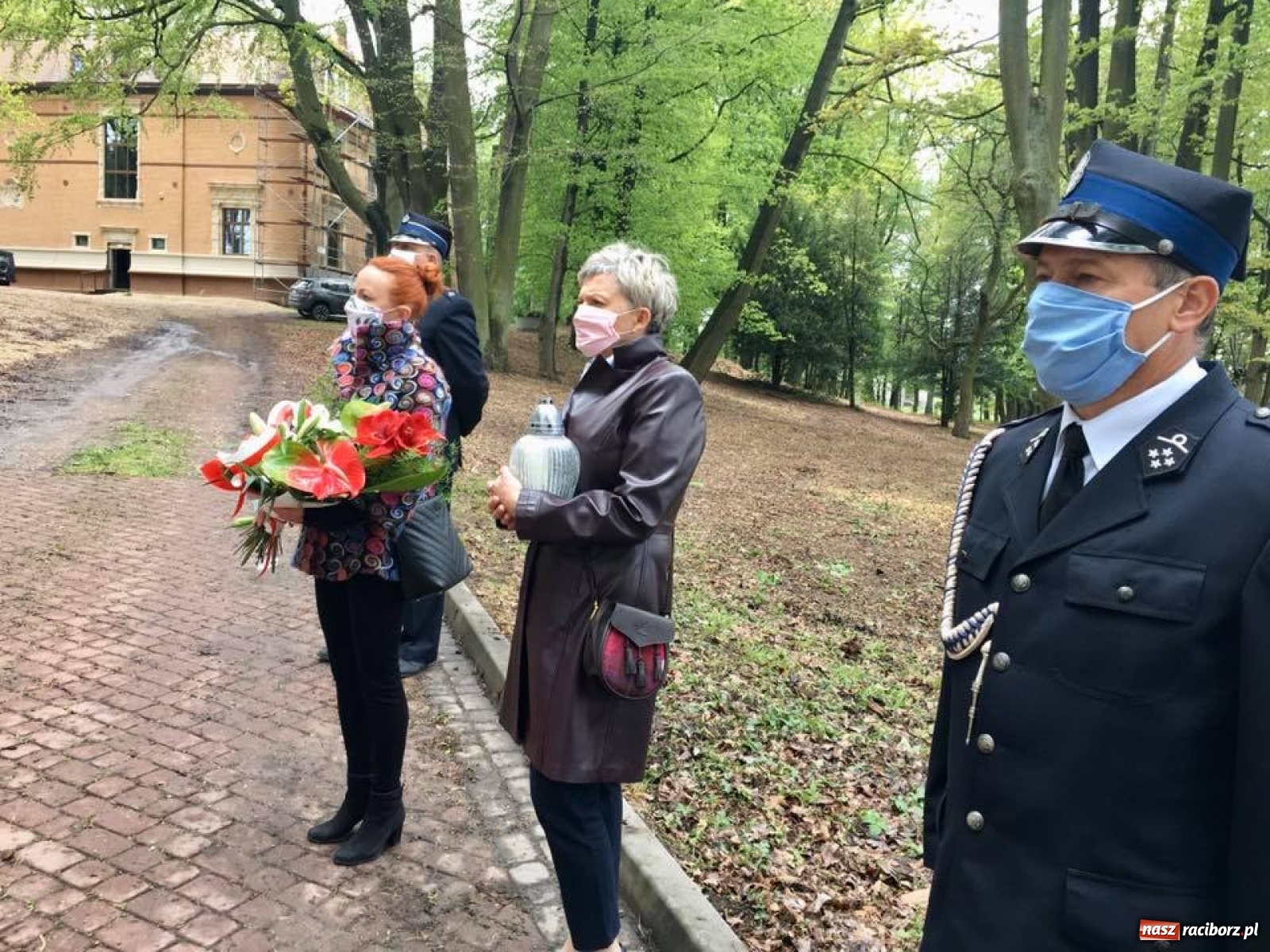 Zdjęcie w galerii na portalu naszraciborz.pl: W Rzuchowie poświęcono odnowiony pomnik powstańców wiadomości z regionu