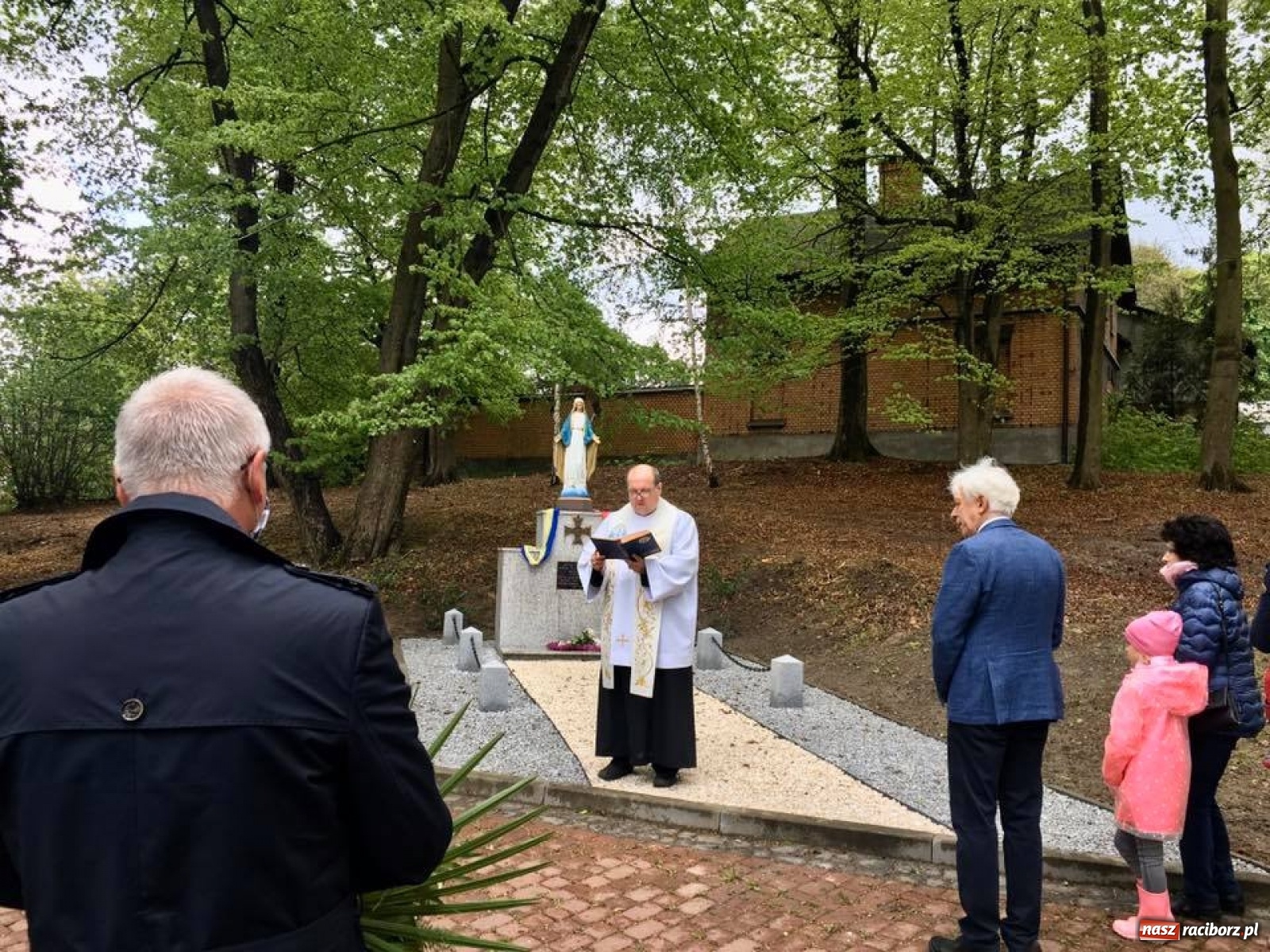 Zdjęcie w galerii na portalu naszraciborz.pl: W Rzuchowie poświęcono odnowiony pomnik powstańców wiadomości z regionu