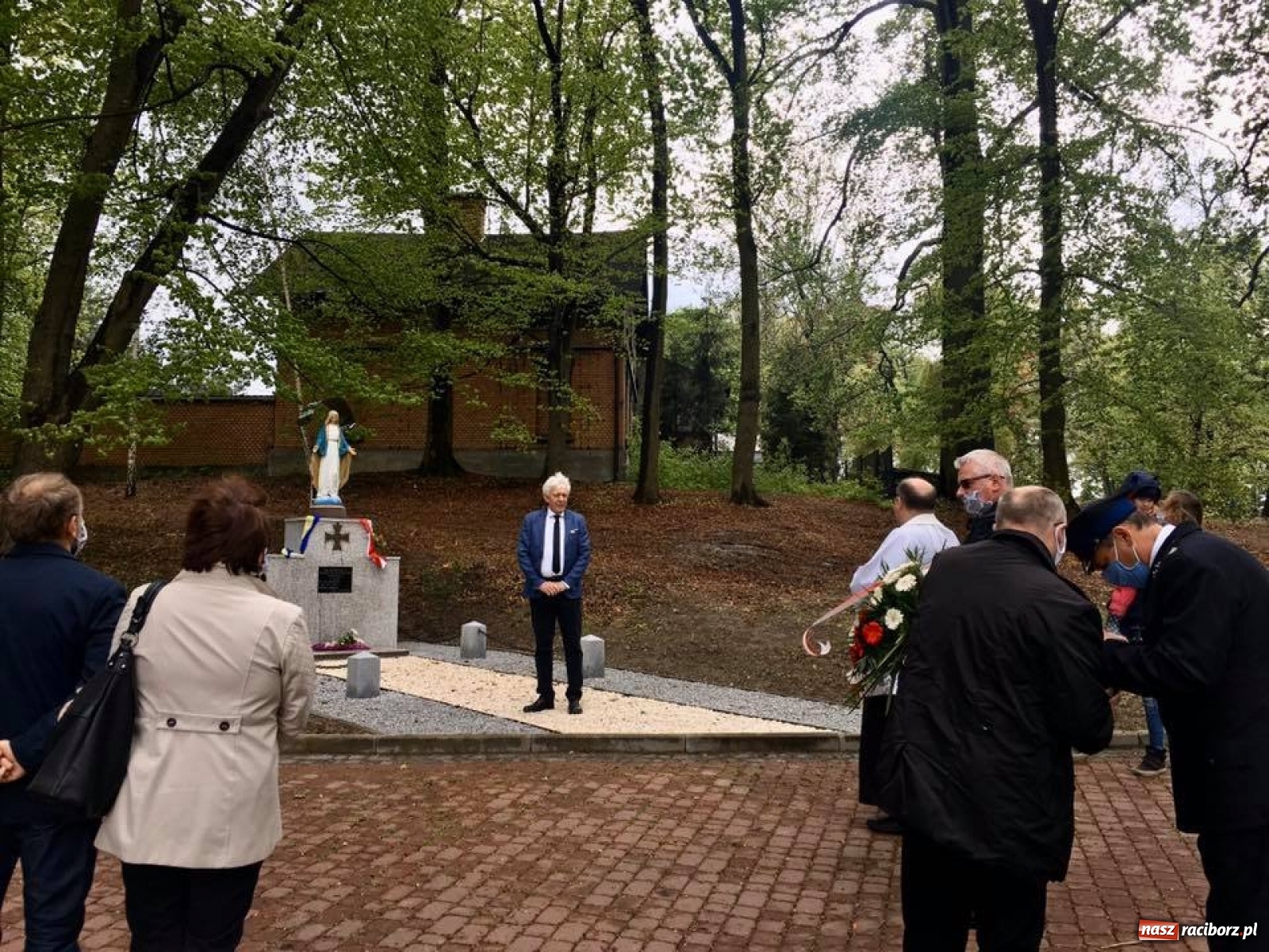 Zdjęcie w galerii na portalu naszraciborz.pl: W Rzuchowie poświęcono odnowiony pomnik powstańców wiadomości z regionu