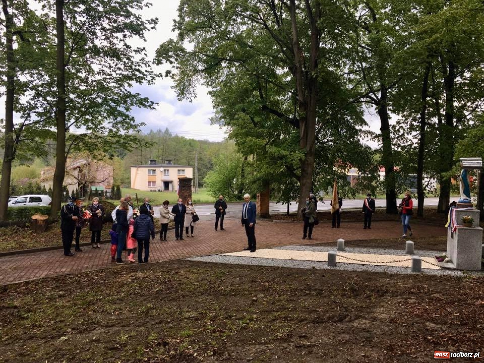 Zdjęcie w galerii na portalu naszraciborz.pl: W Rzuchowie poświęcono odnowiony pomnik powstańców wiadomości z regionu