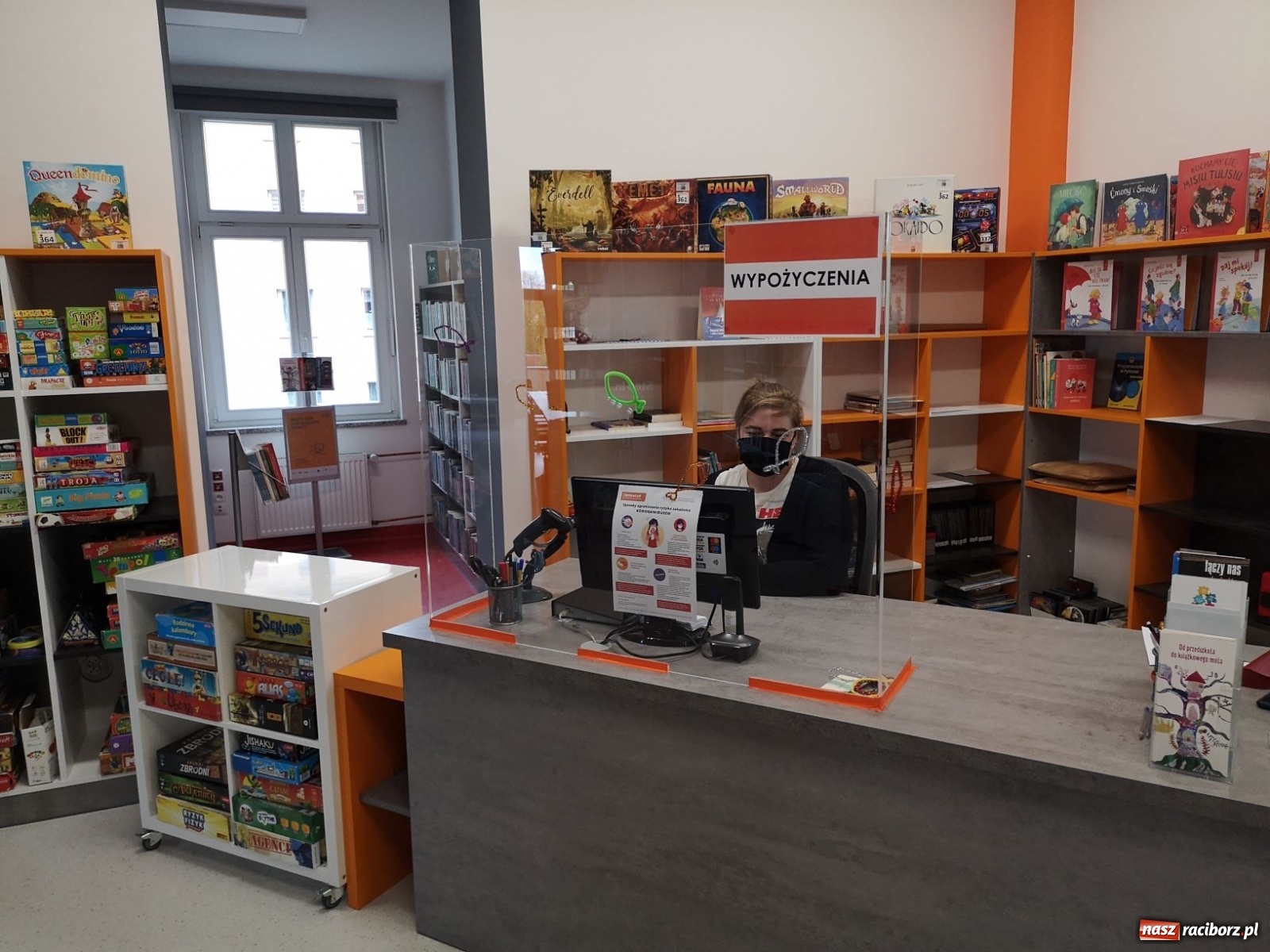 Zdjęcie w galerii na portalu naszraciborz.pl: Dobra wiadomość dla czytelników! Biblioteka otwarta od 5 maja wiadomości z regionu