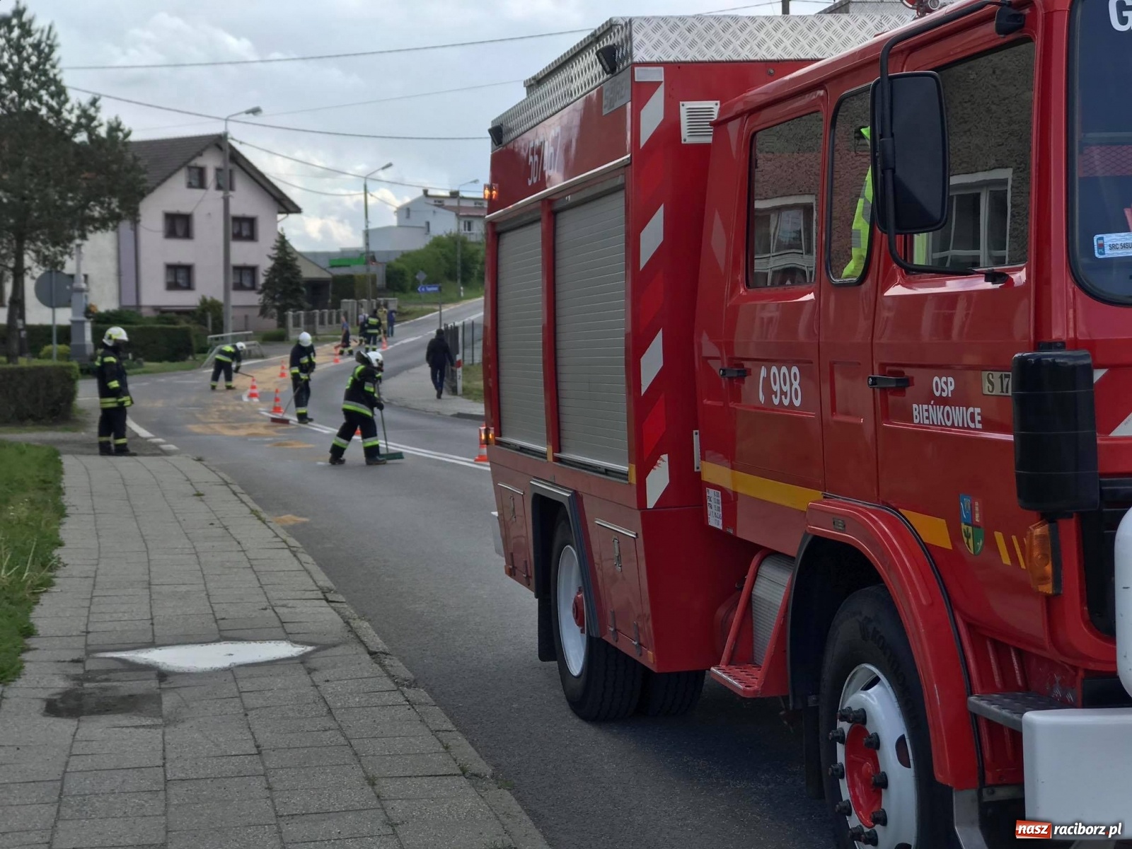 Zdjęcie w galerii na portalu naszraciborz.pl:  Ciężarówka zgubiła ziarno na DK 45 [FOTO] wiadomości z regionu