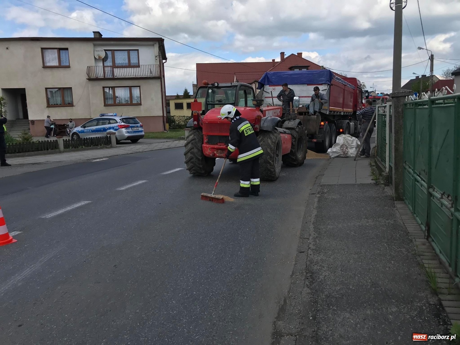 Zdjęcie w galerii na portalu naszraciborz.pl:  Ciężarówka zgubiła ziarno na DK 45 [FOTO] wiadomości z regionu
