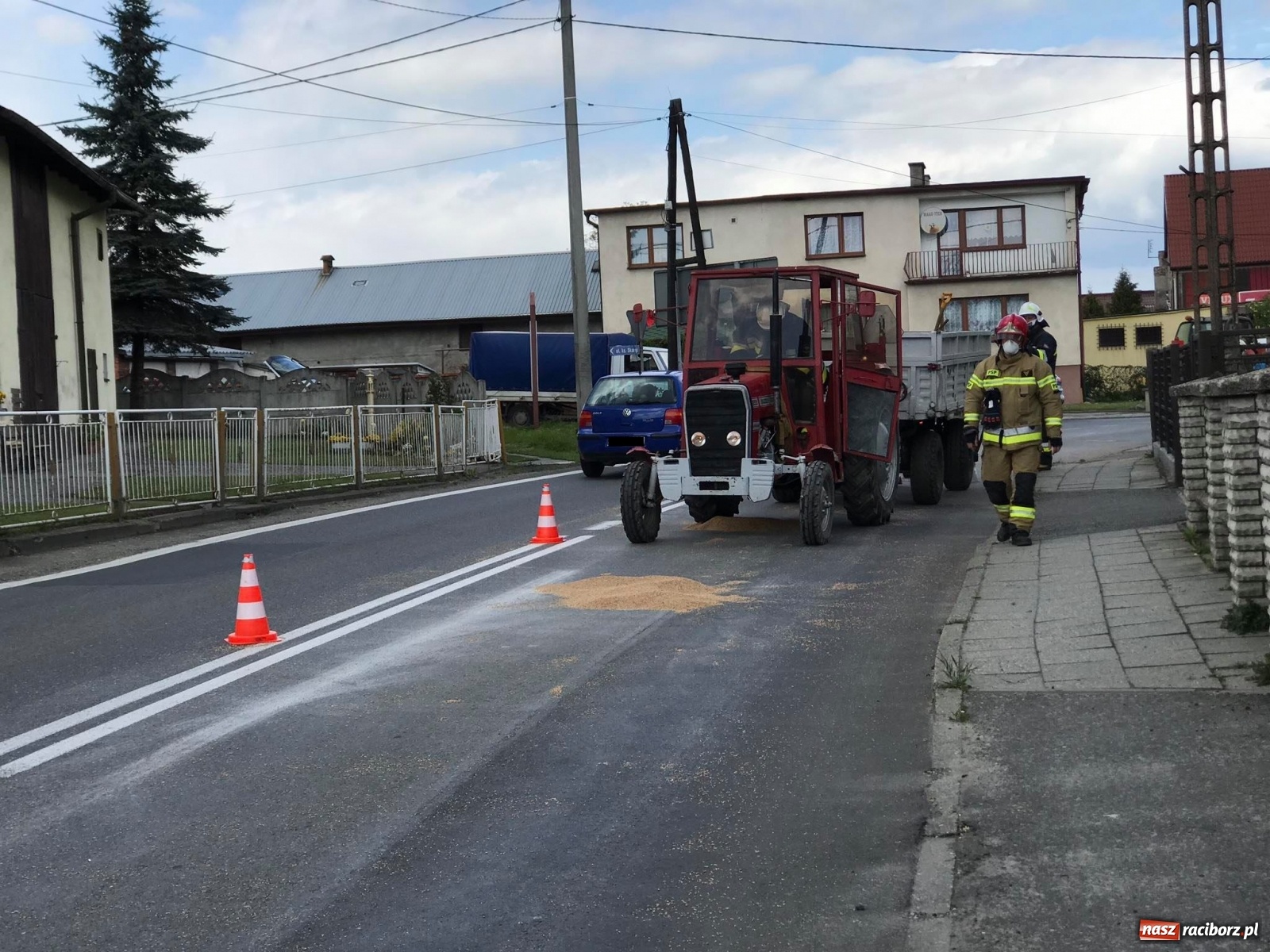 Zdjęcie w galerii na portalu naszraciborz.pl:  Ciężarówka zgubiła ziarno na DK 45 [FOTO] wiadomości z regionu
