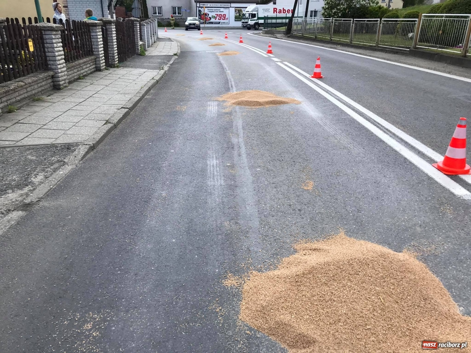 Zdjęcie w galerii na portalu naszraciborz.pl:  Ciężarówka zgubiła ziarno na DK 45 [FOTO] wiadomości z regionu