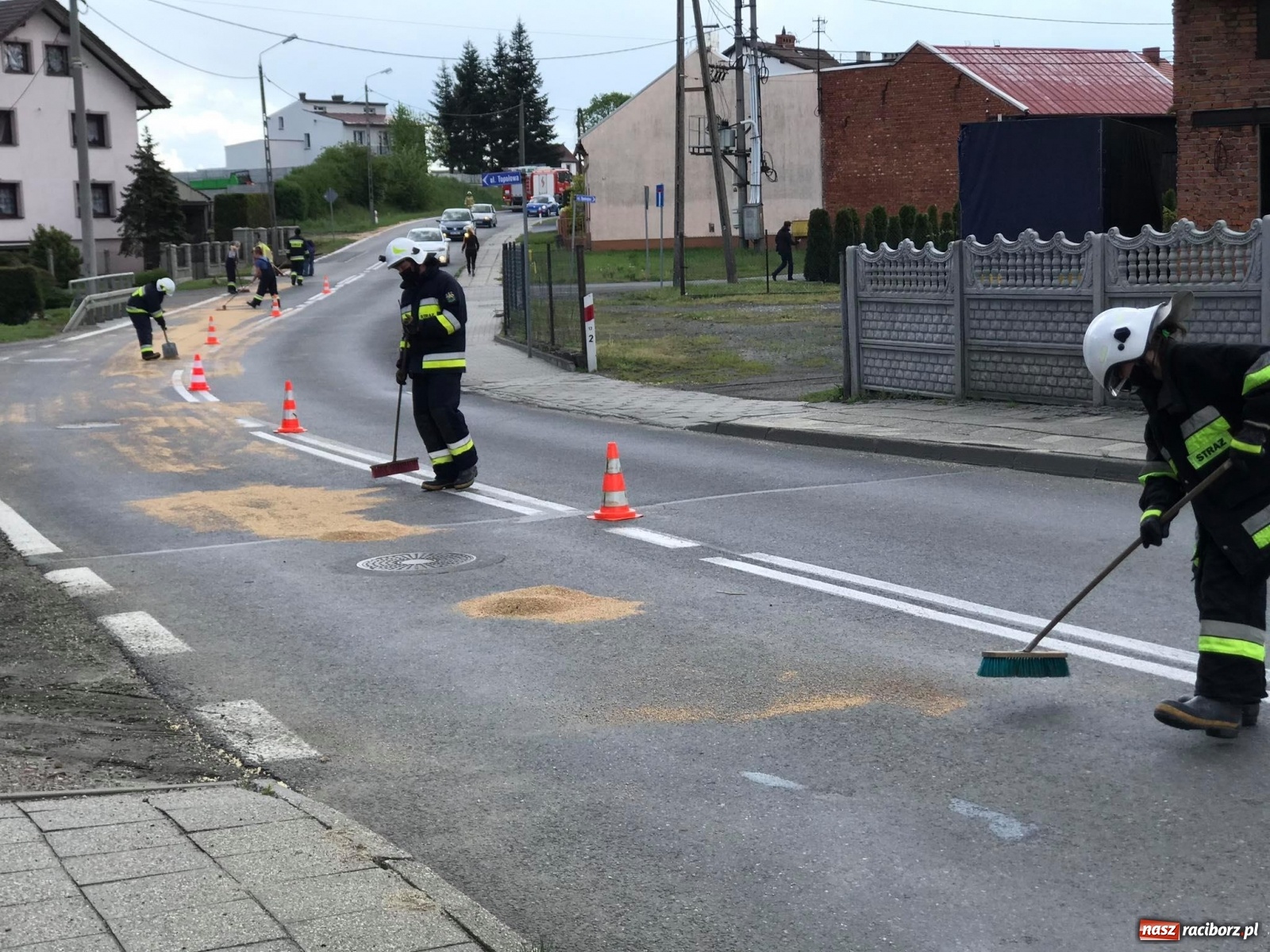 Zdjęcie w galerii na portalu naszraciborz.pl:  Ciężarówka zgubiła ziarno na DK 45 [FOTO] wiadomości z regionu