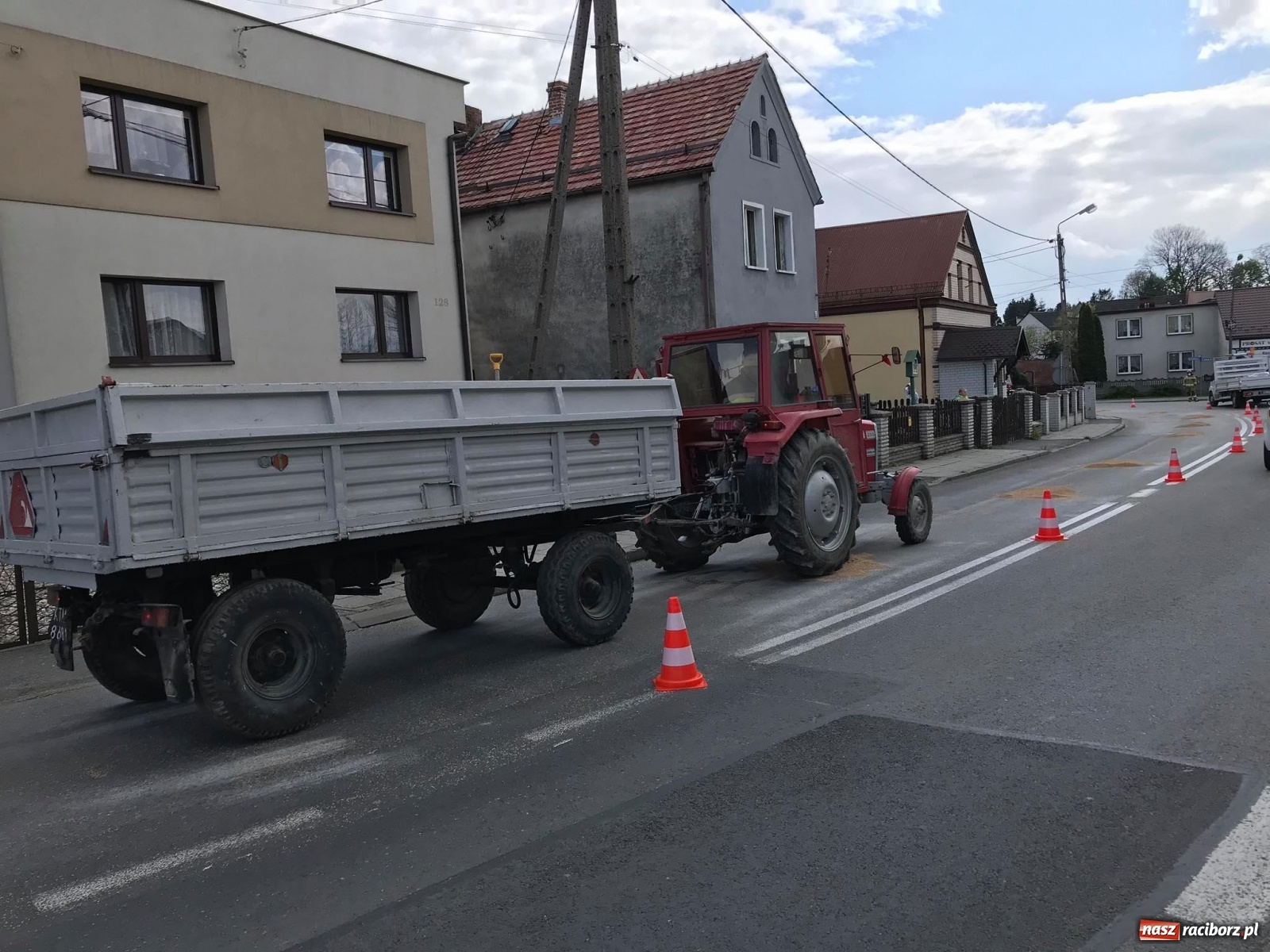 Zdjęcie w galerii na portalu naszraciborz.pl:  Ciężarówka zgubiła ziarno na DK 45 [FOTO] wiadomości z regionu