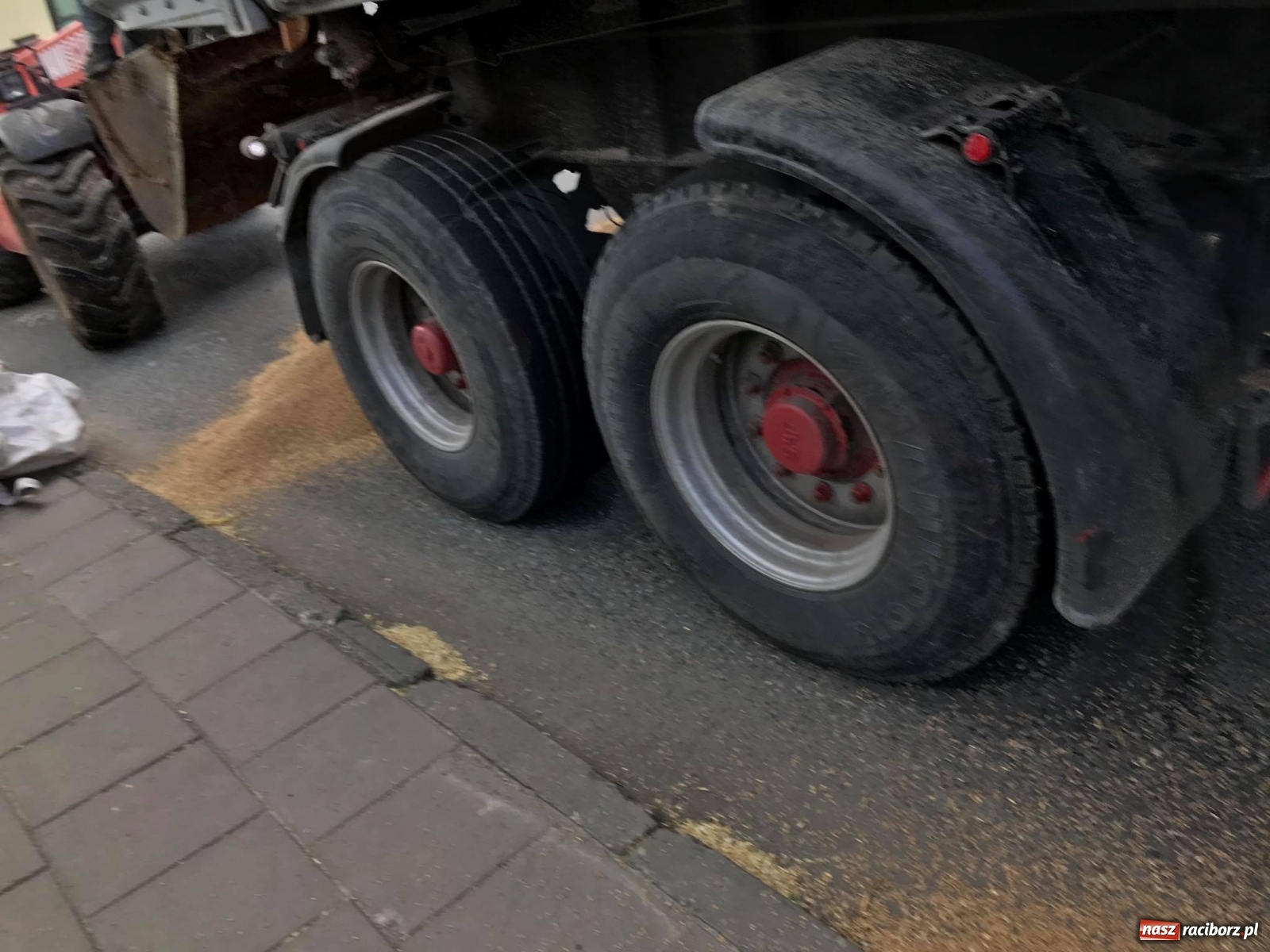 Zdjęcie w galerii na portalu naszraciborz.pl:  Ciężarówka zgubiła ziarno na DK 45 [FOTO] wiadomości z regionu