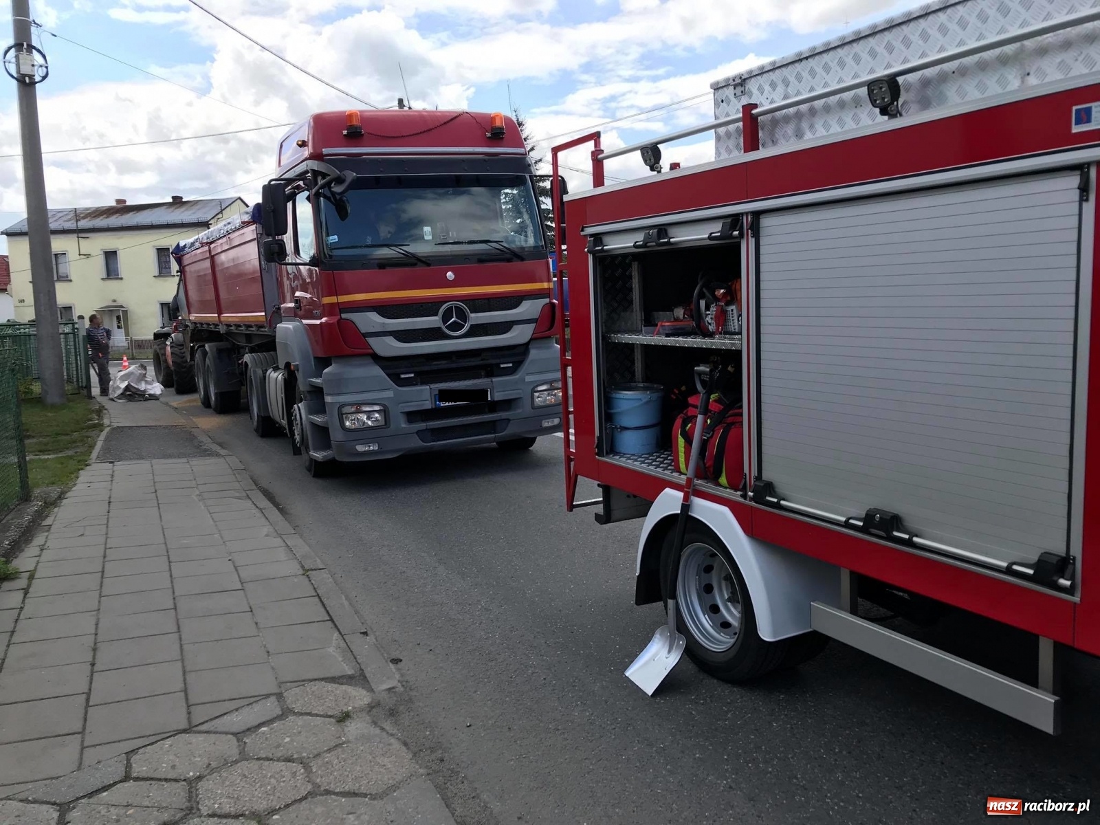 Zdjęcie w galerii na portalu naszraciborz.pl:  Ciężarówka zgubiła ziarno na DK 45 [FOTO] wiadomości z regionu