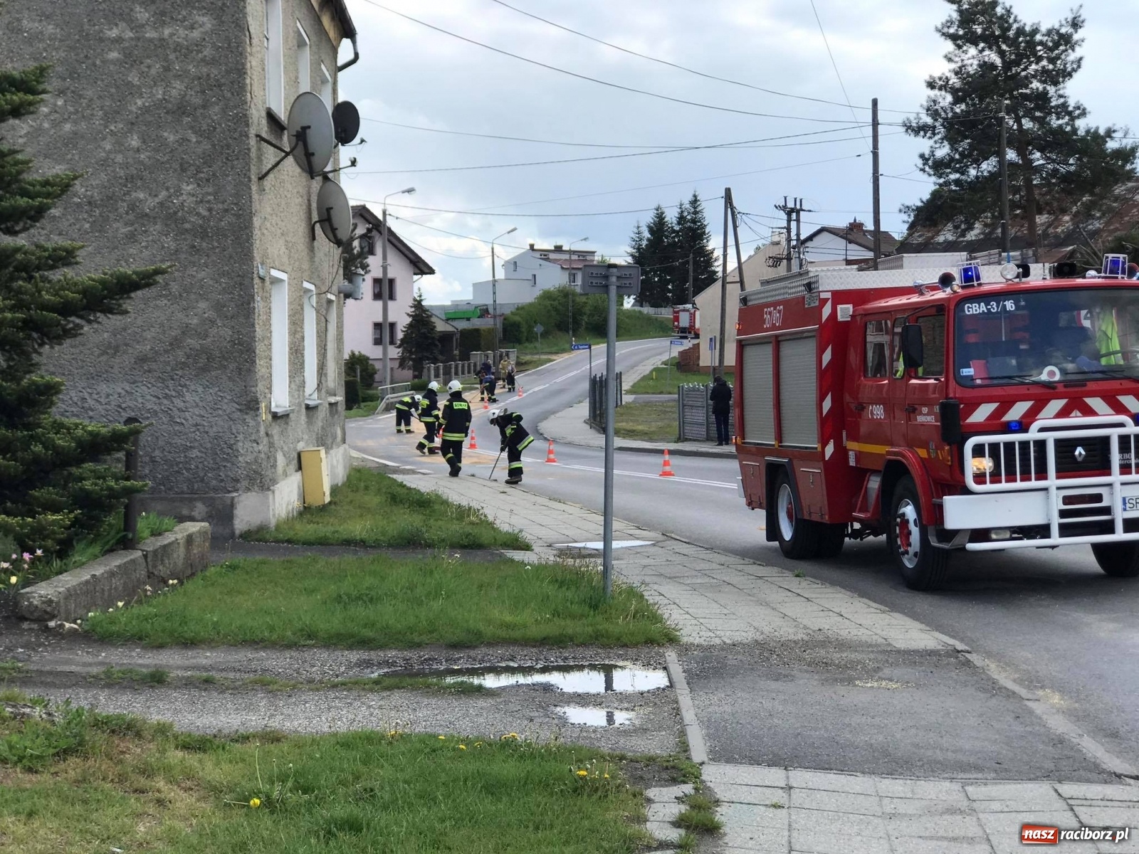 Zdjęcie w galerii na portalu naszraciborz.pl:  Ciężarówka zgubiła ziarno na DK 45 [FOTO] wiadomości z regionu