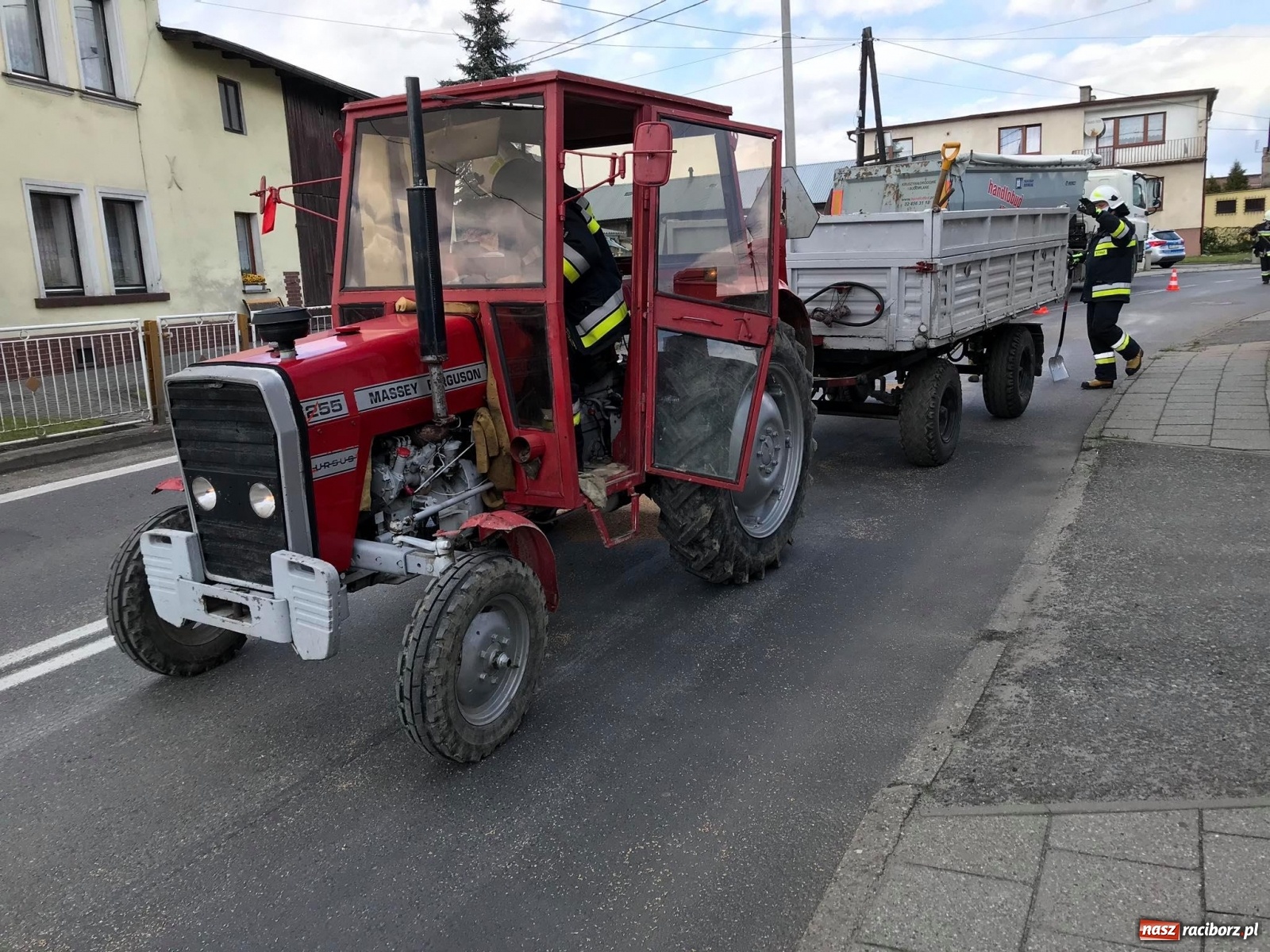 Zdjęcie w galerii na portalu naszraciborz.pl:  Ciężarówka zgubiła ziarno na DK 45 [FOTO] wiadomości z regionu