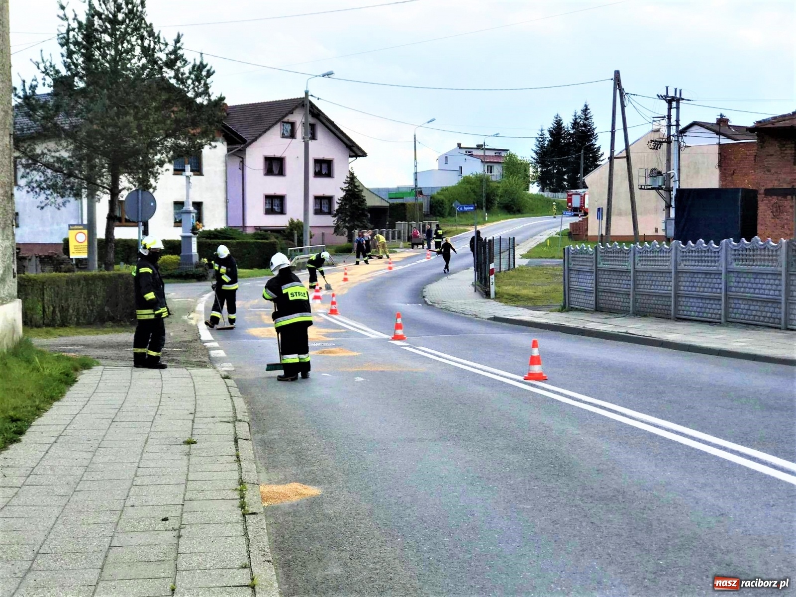 Zdjęcie w galerii na portalu naszraciborz.pl:  Ciężarówka zgubiła ziarno na DK 45 [FOTO] wiadomości z regionu