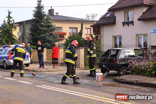 Zdjęcie w galerii na portalu naszraciborz.pl: Zderzenie samochodów w Zawadzie wiadomości z regionu