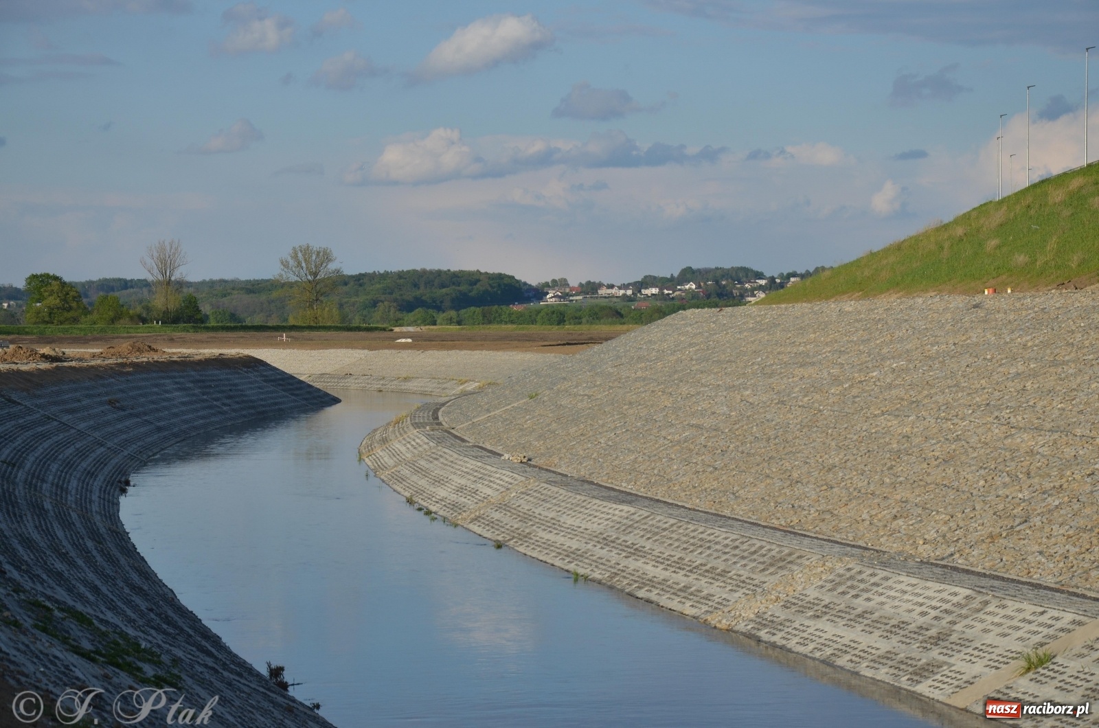 Zdjęcie w galerii na portalu naszraciborz.pl: Budowa zbiornika finiszuje. Po śluzie nie ma śladu! [FOTO] wiadomości z regionu