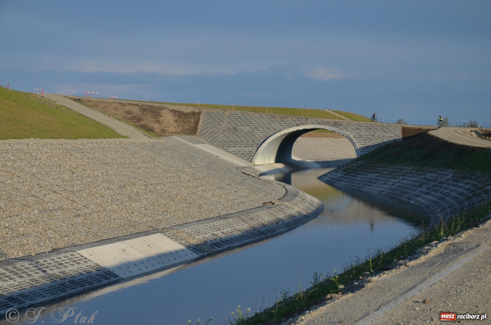 Zdjęcie w galerii na portalu naszraciborz.pl: Budowa zbiornika finiszuje. Po śluzie nie ma śladu! [FOTO] wiadomości z regionu